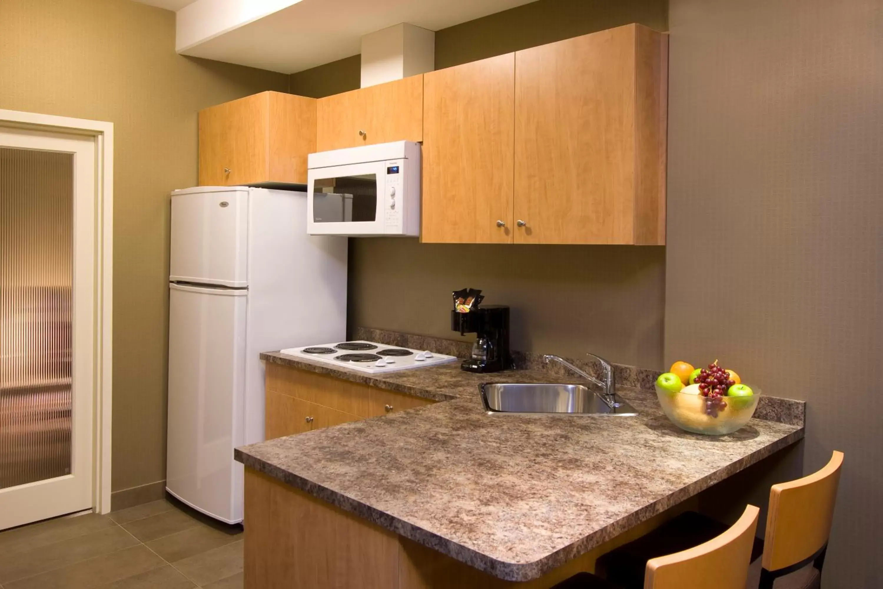 Photo of the whole room, Kitchen/Kitchenette in Woodlands Inn & Suites