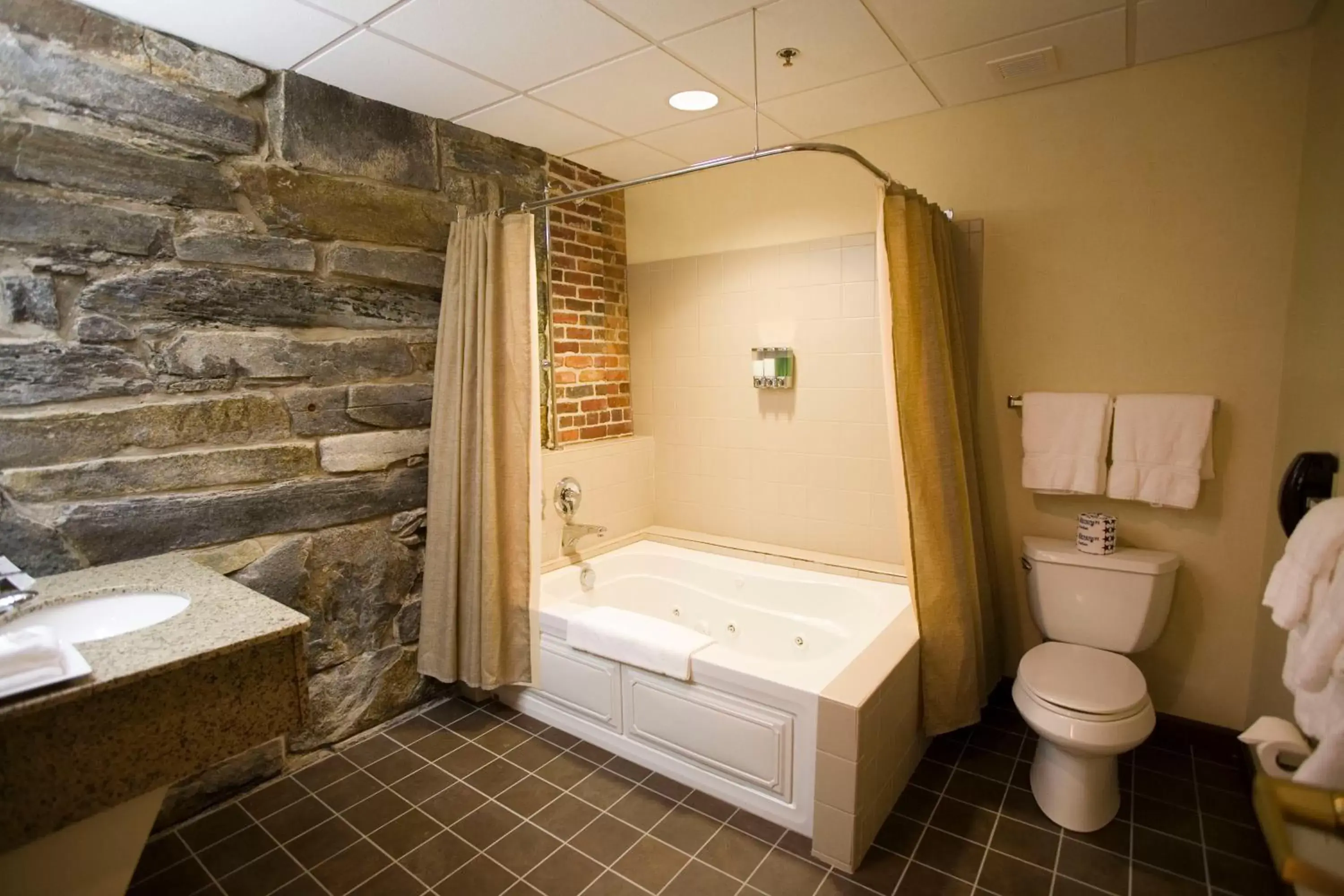 Shower, Bathroom in The Common Man Inn & Restaurant