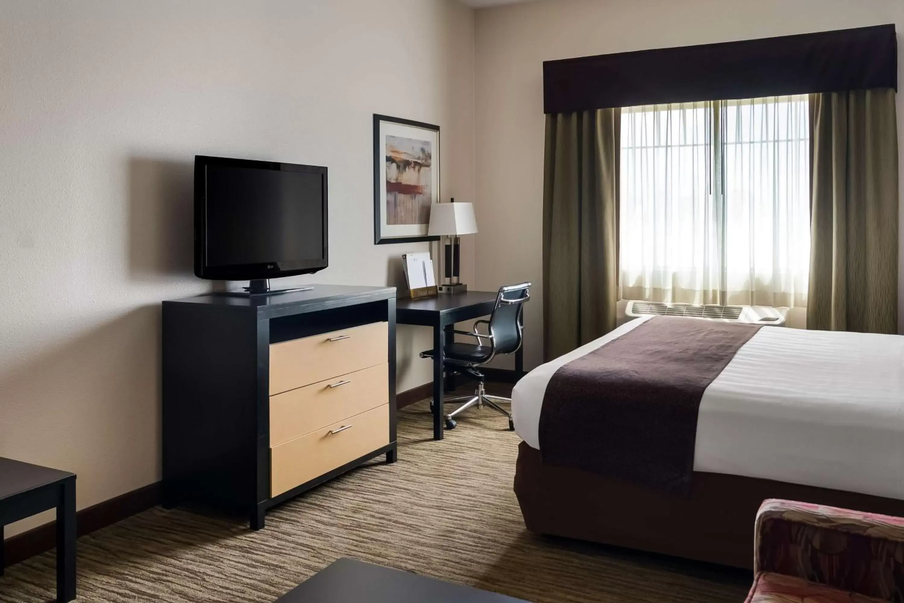 Bedroom, TV/Entertainment Center in Best Western Plus Landmark Hotel