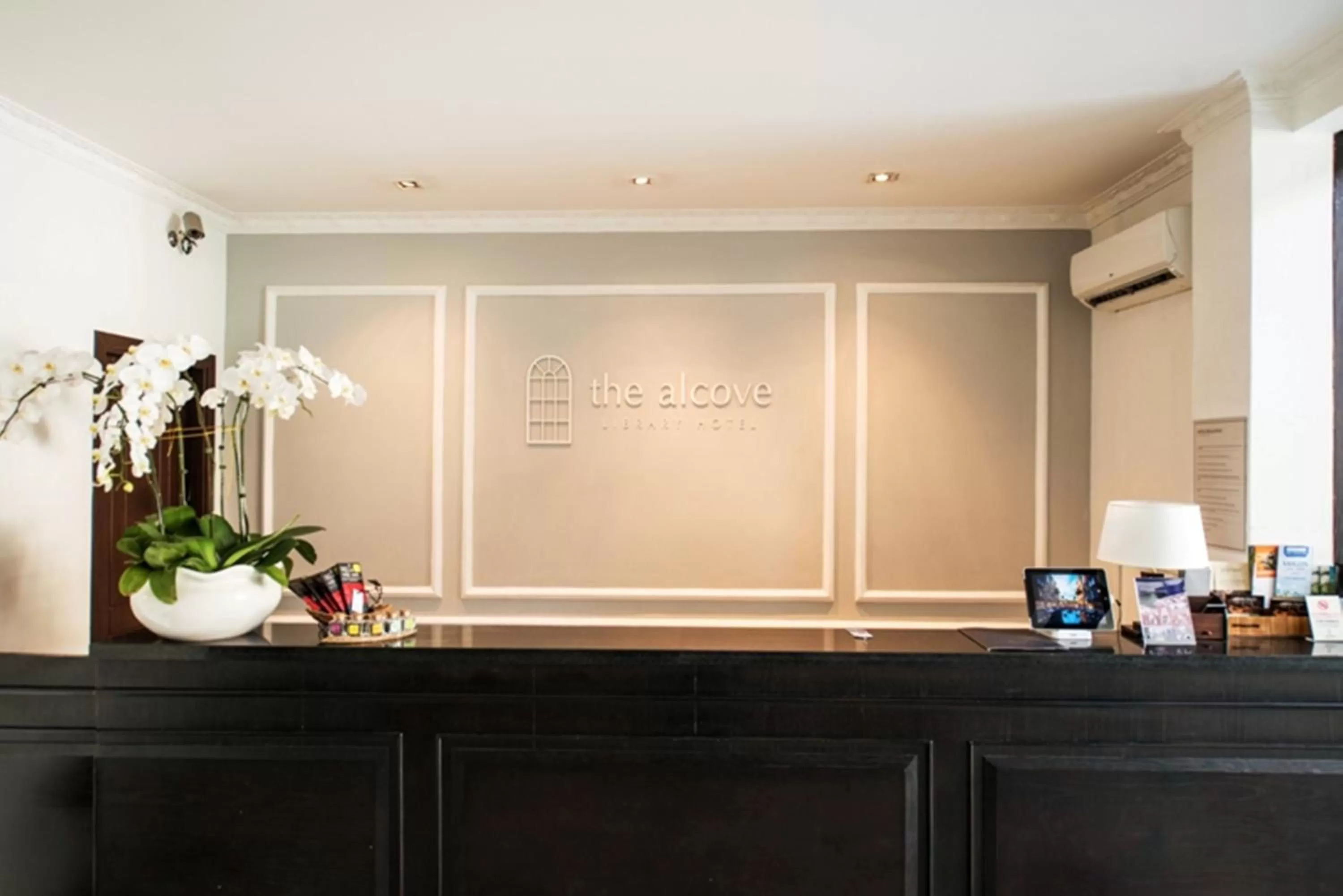 Lobby or reception in The Alcove Library Hotel