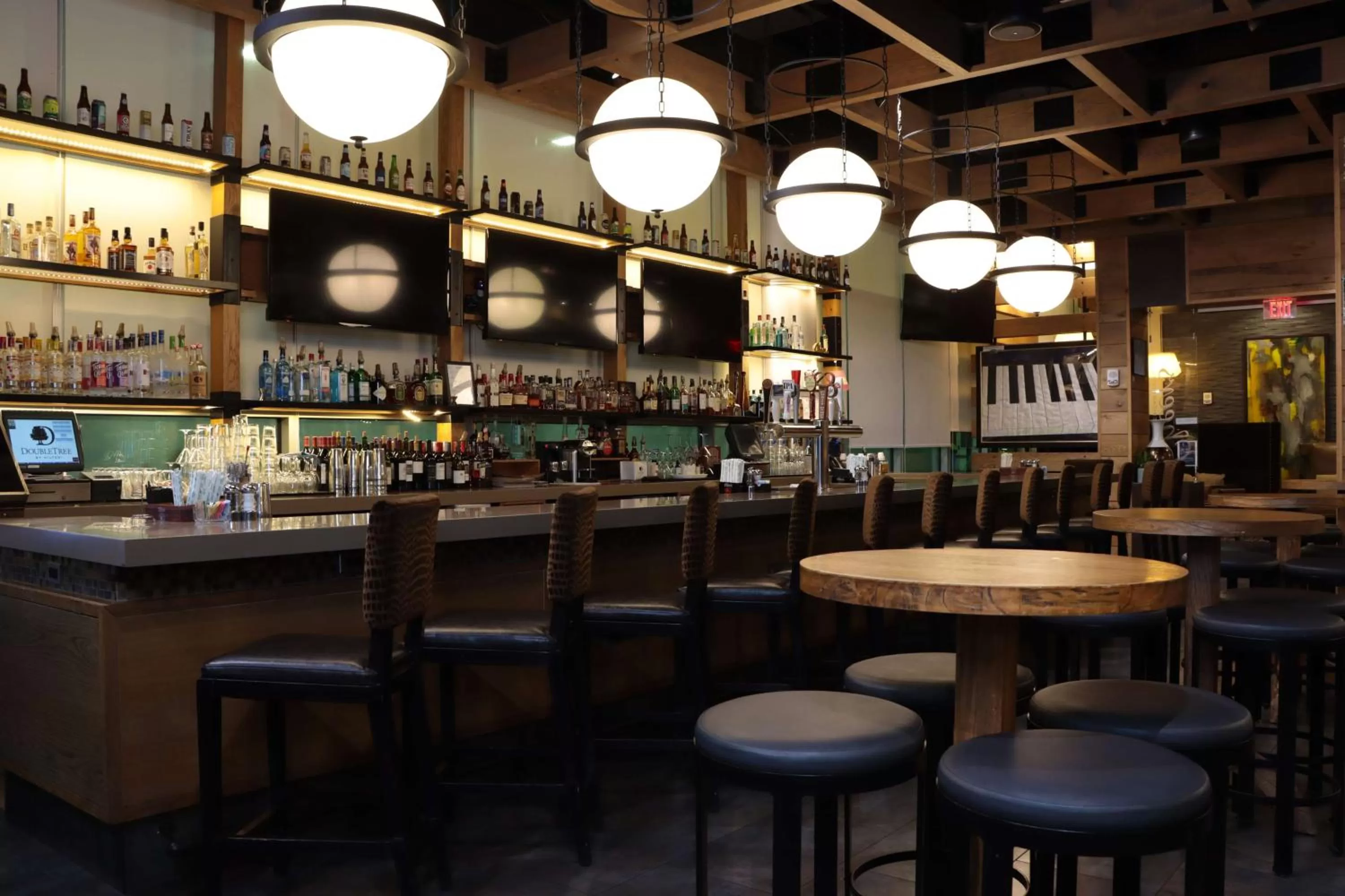 Lounge or bar in DoubleTree by Hilton Hotel Reading