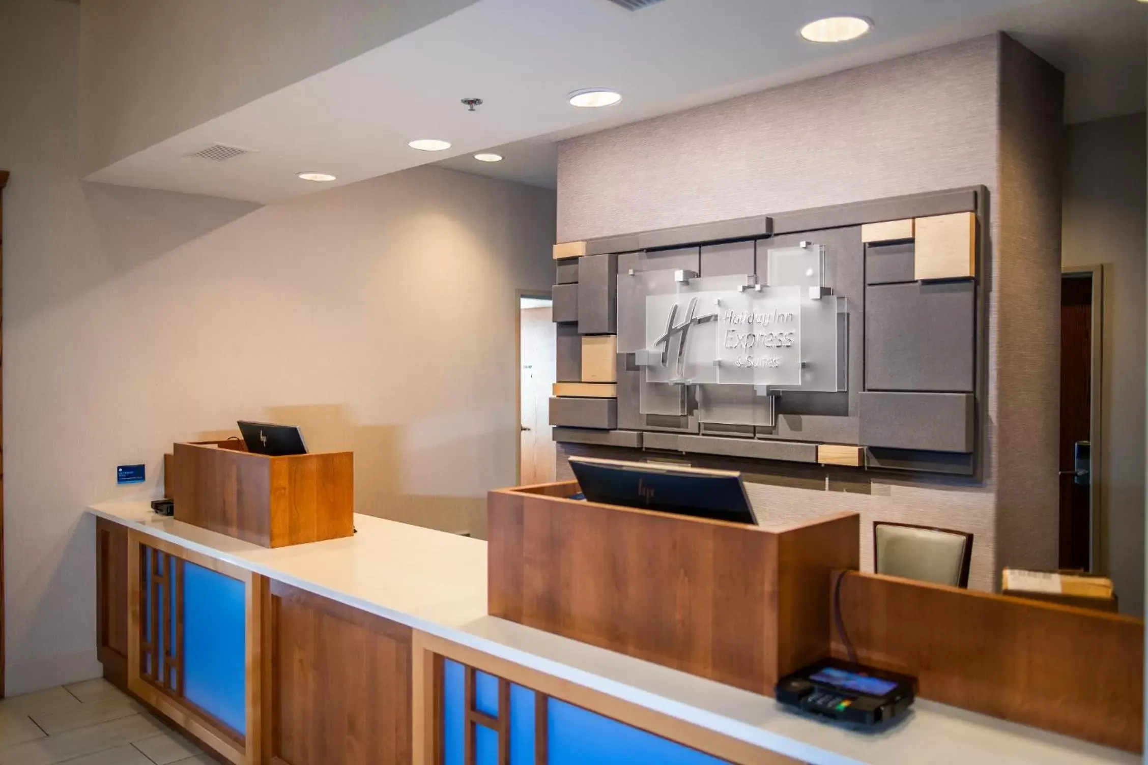 Lobby or reception, Kitchen/Kitchenette in Holiday Inn Express & Suites Custer-Mt Rushmore