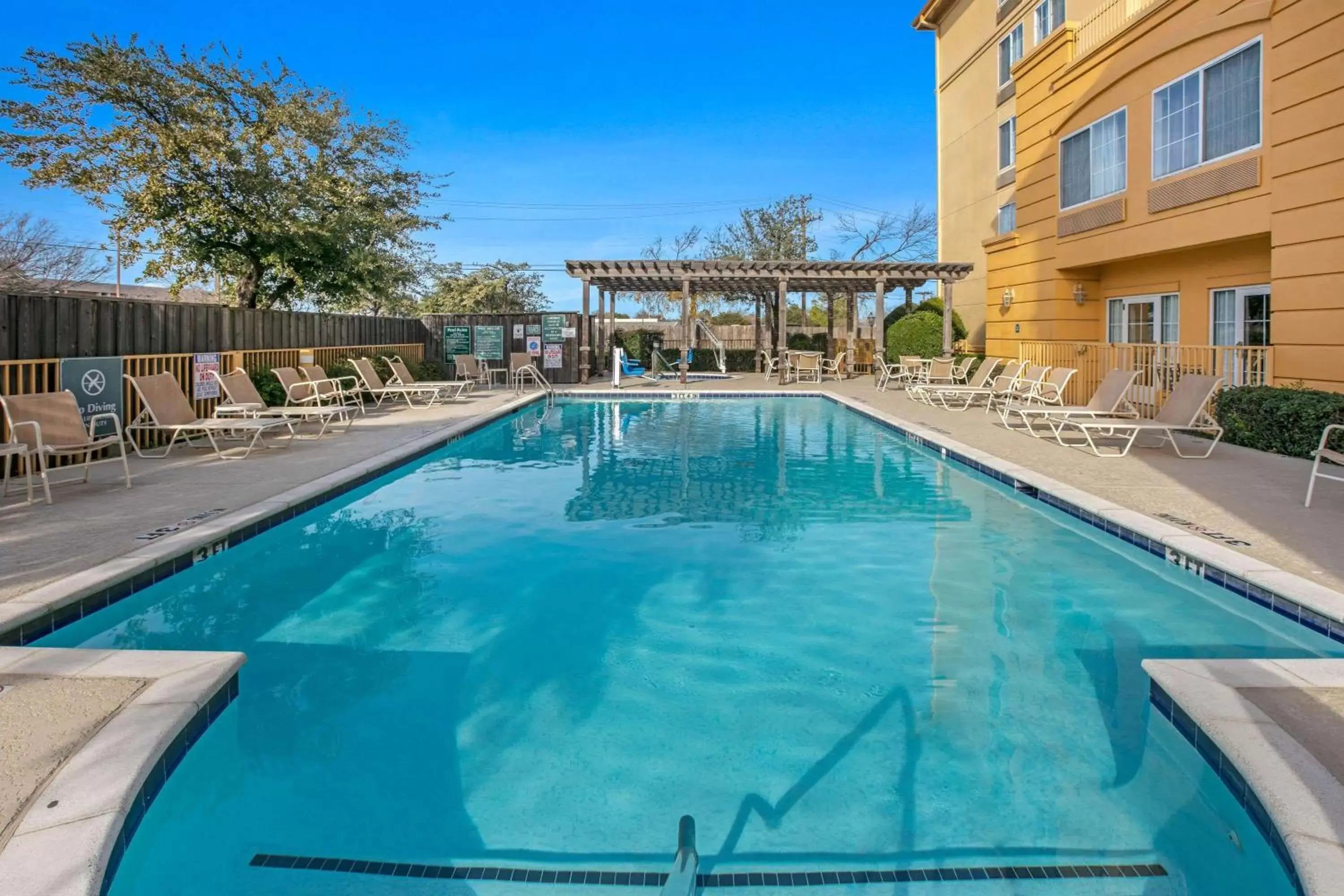 Pool view, Swimming Pool in La Quinta by Wyndham DFW Airport South / Irving