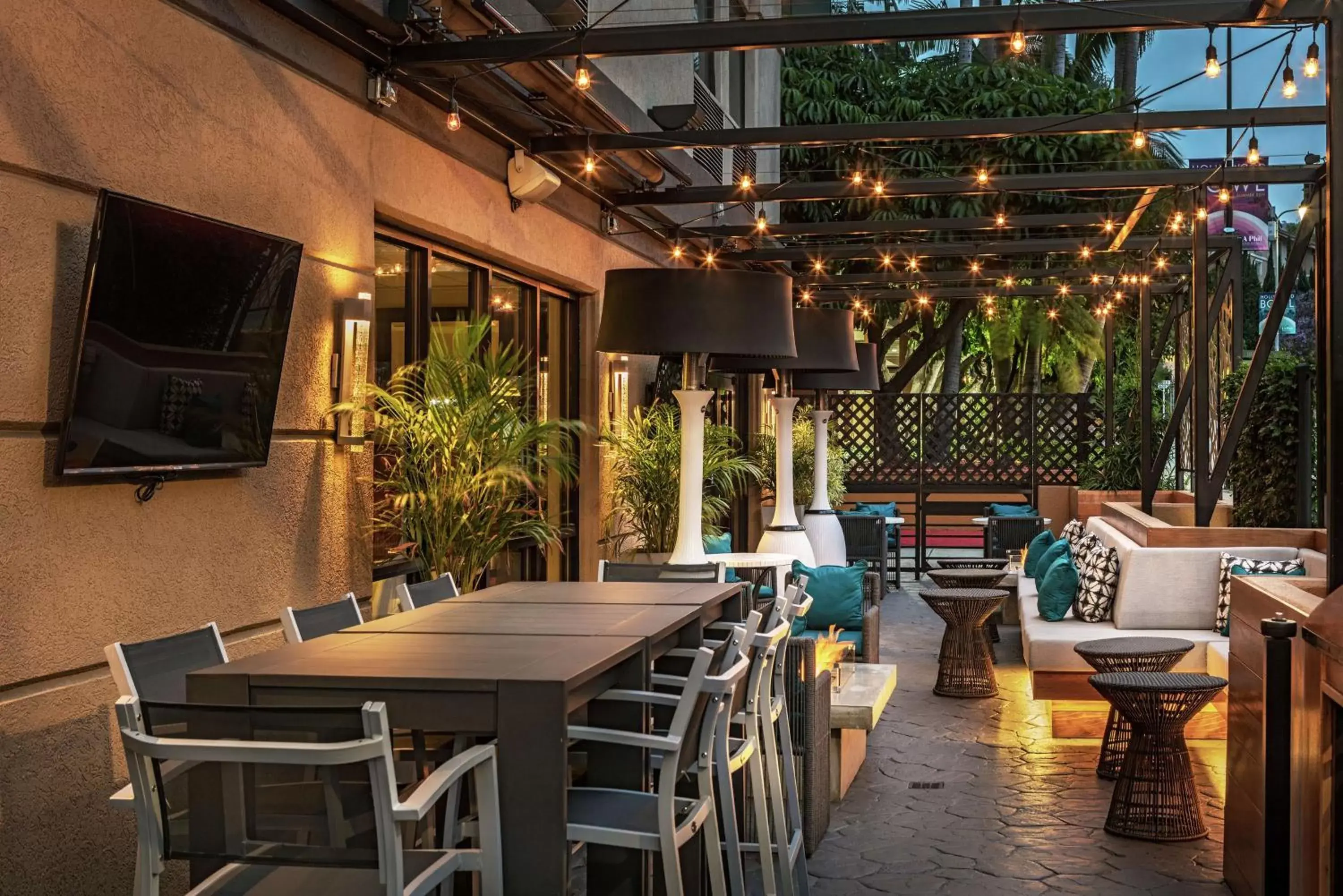 Patio, Lounge/Bar in Hilton Garden Inn Los Angeles / Hollywood