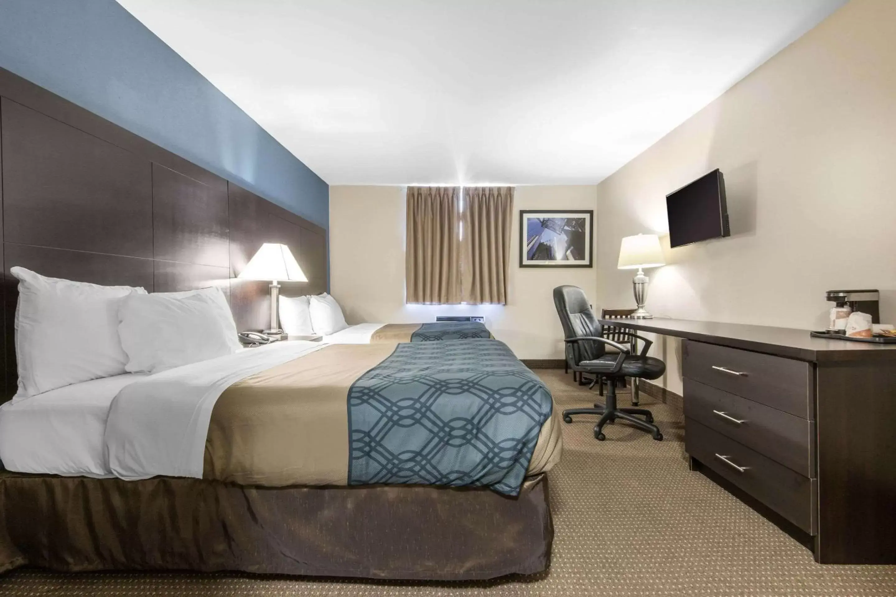 Photo of the whole room, Bed in Econo Lodge Photo of the whole room, Bed in Econo Lodge