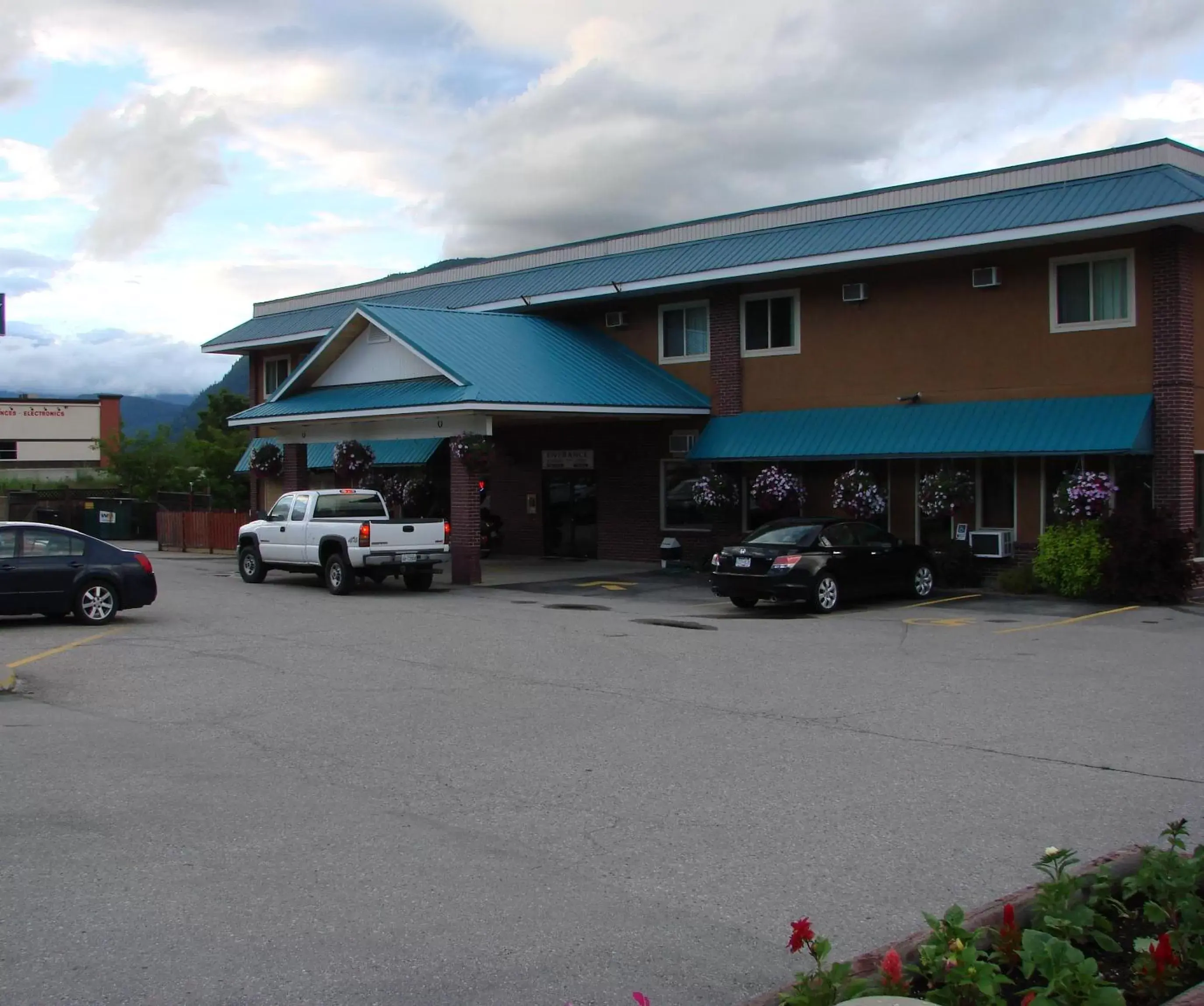 Property Building in Canadas Best Value Inn & Suites-Castlegar