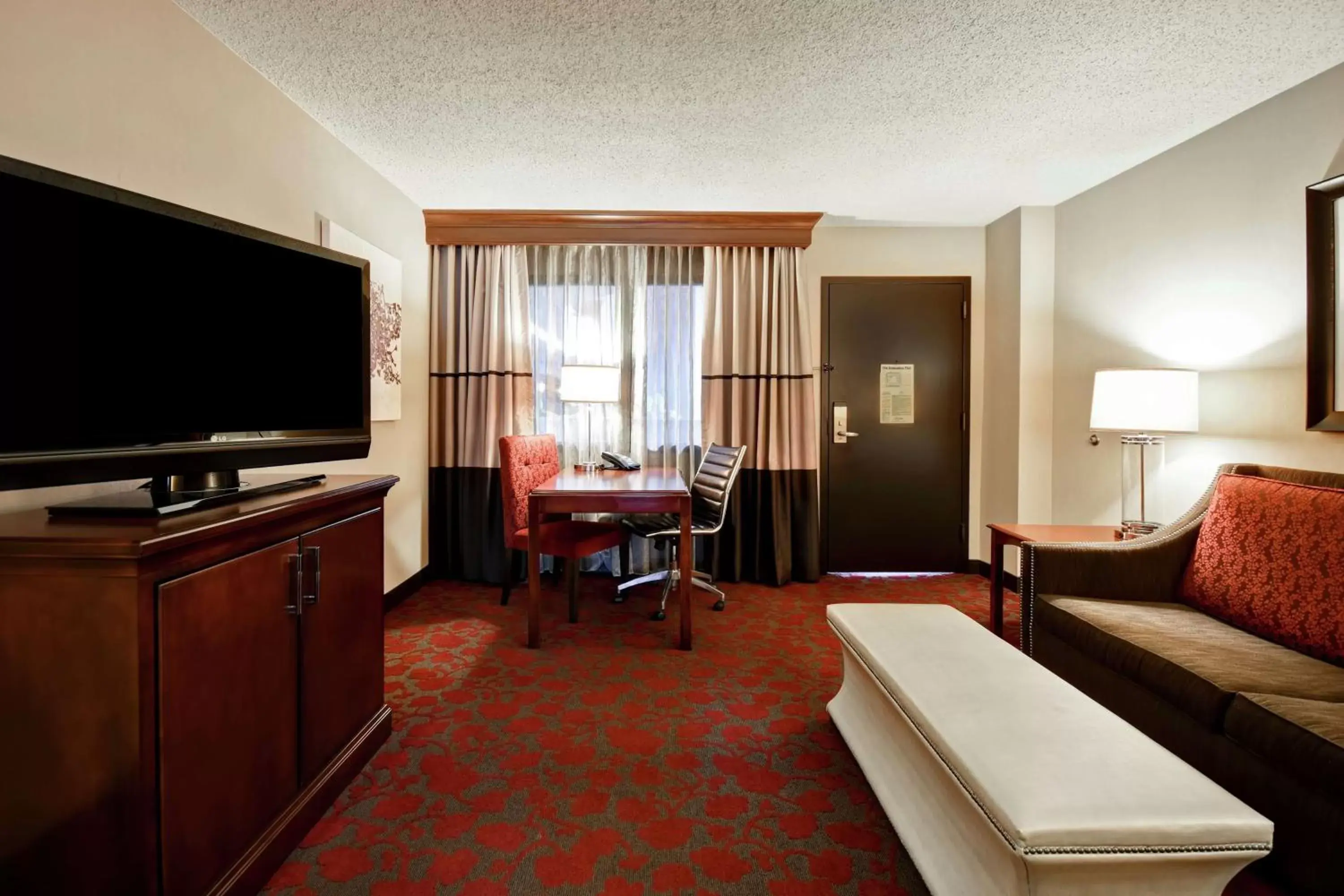 Bedroom, TV/Entertainment Center in Embassy Suites by Hilton Dulles Airport