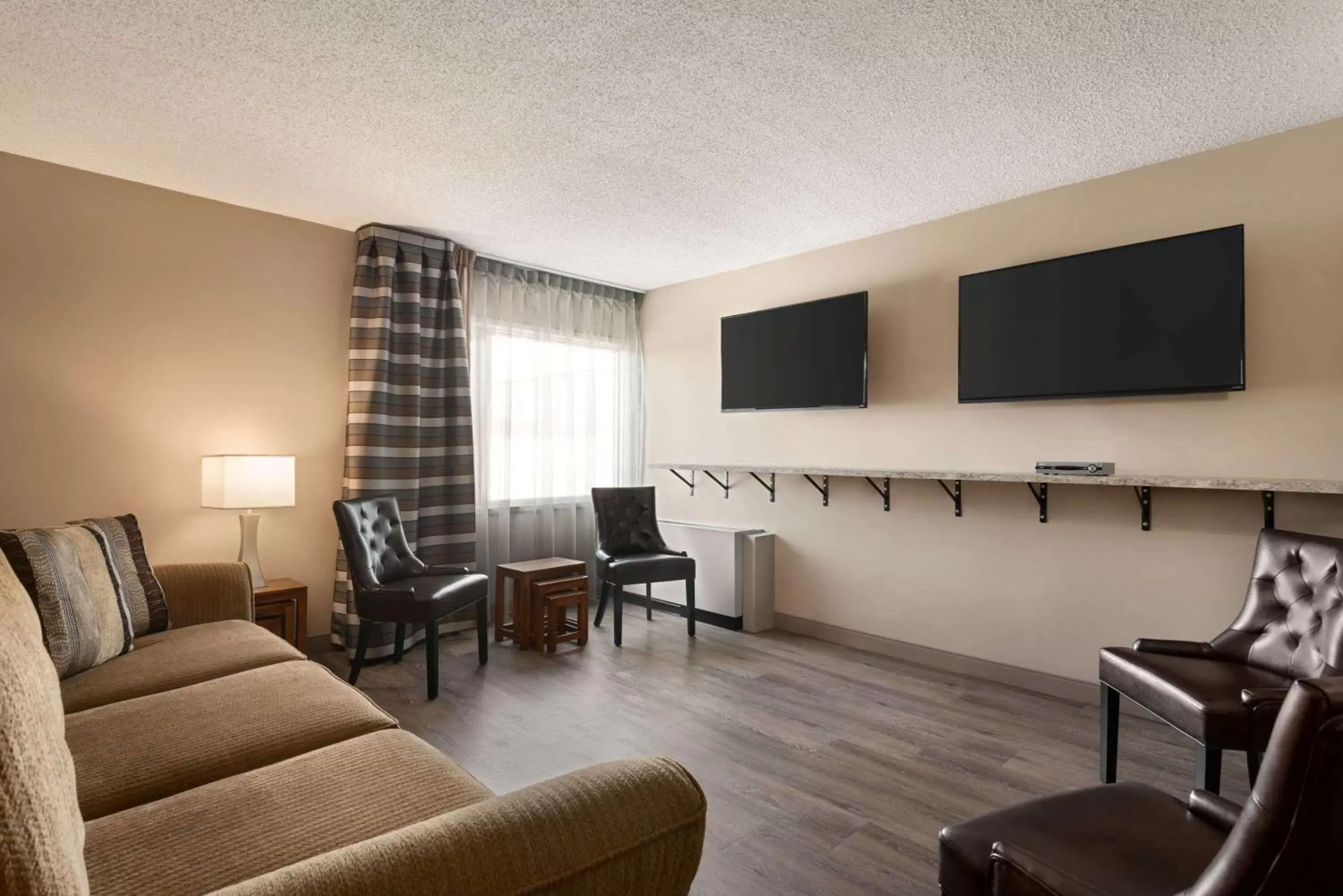 Lounge or bar, Seating Area in Travelodge Hotel by Wyndham Saskatoon