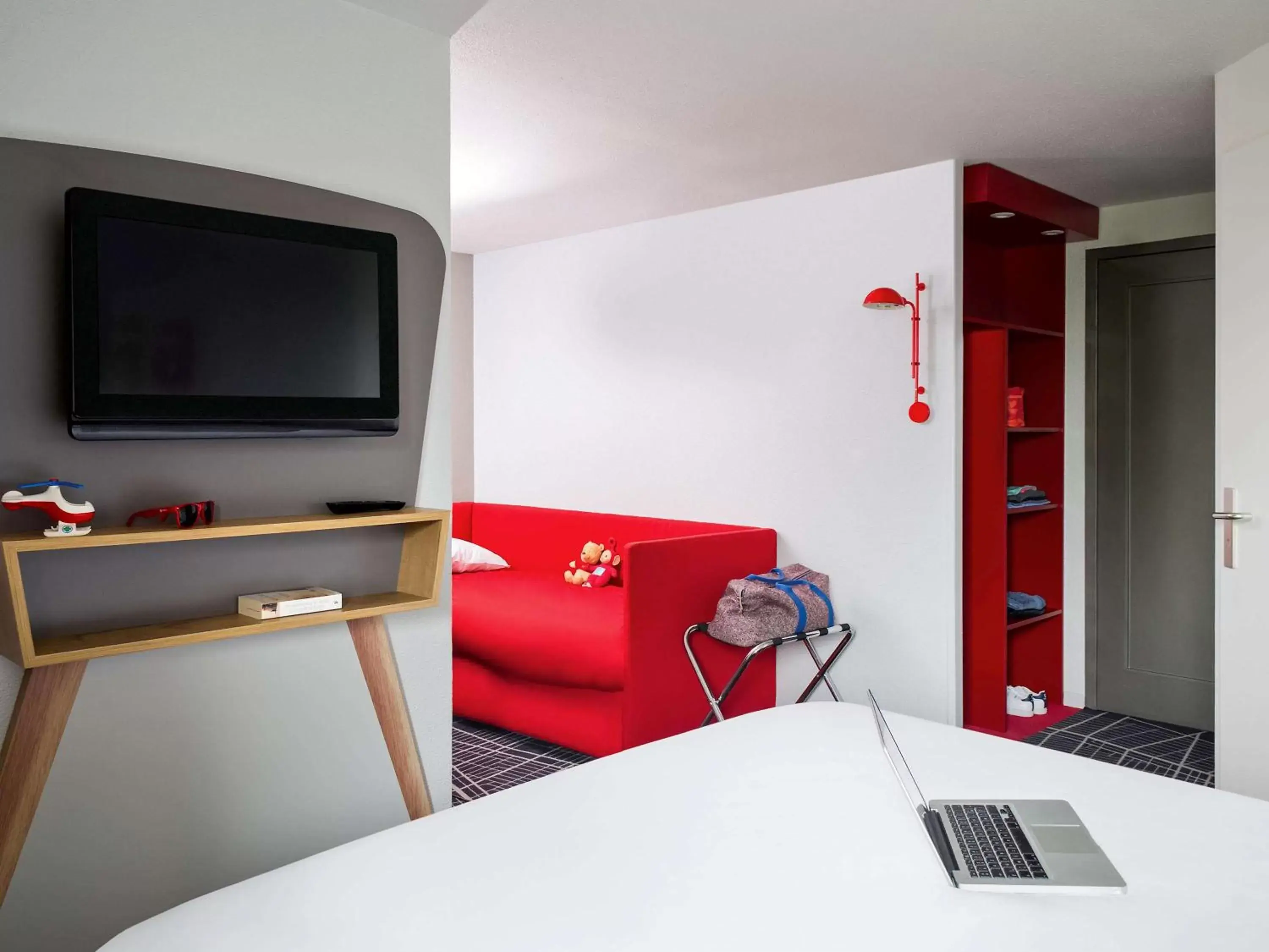 Photo of the whole room, TV/Entertainment Center in ibis Styles Chartres Métropole