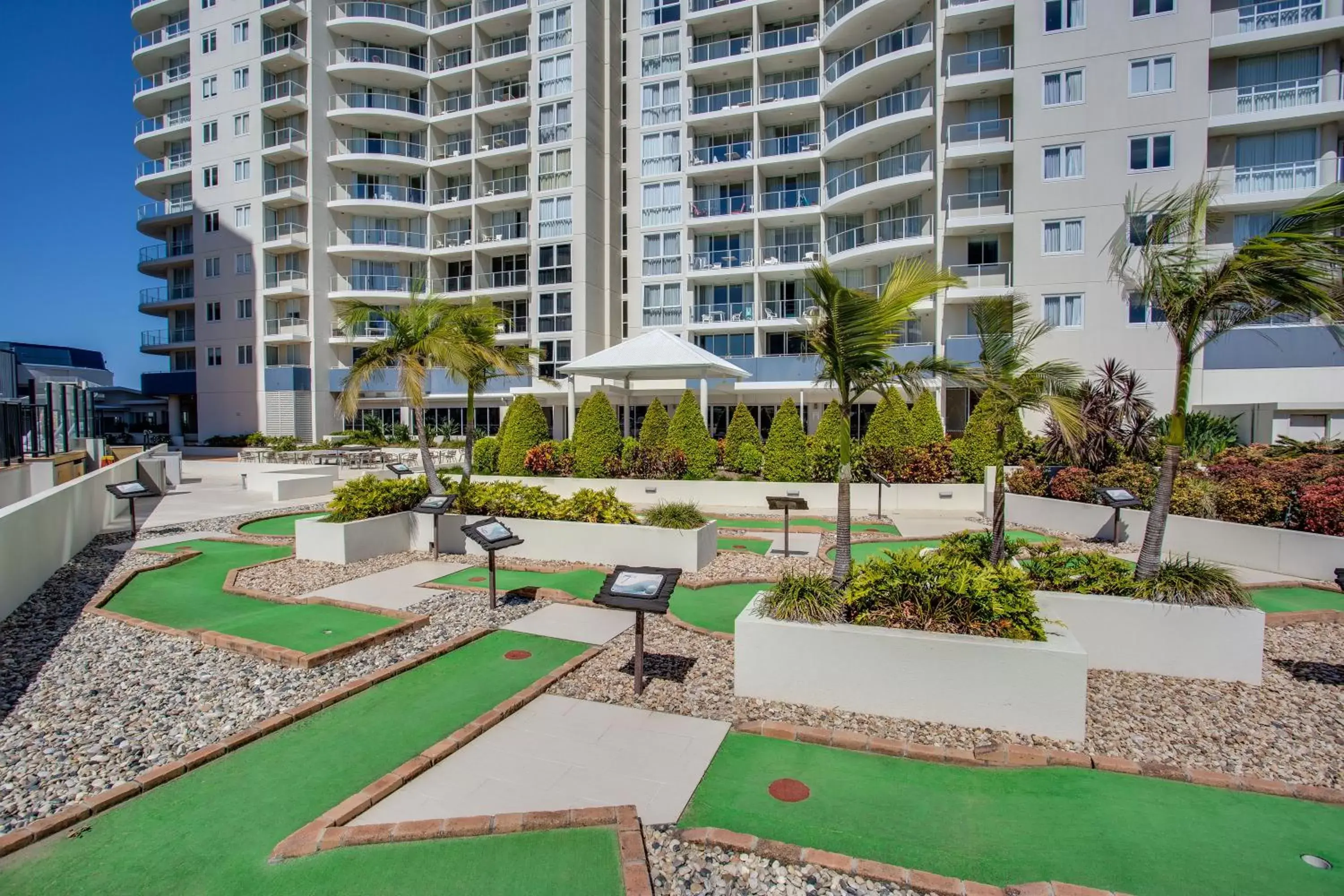 Minigolf, Pool View in Mantra Twin Towns