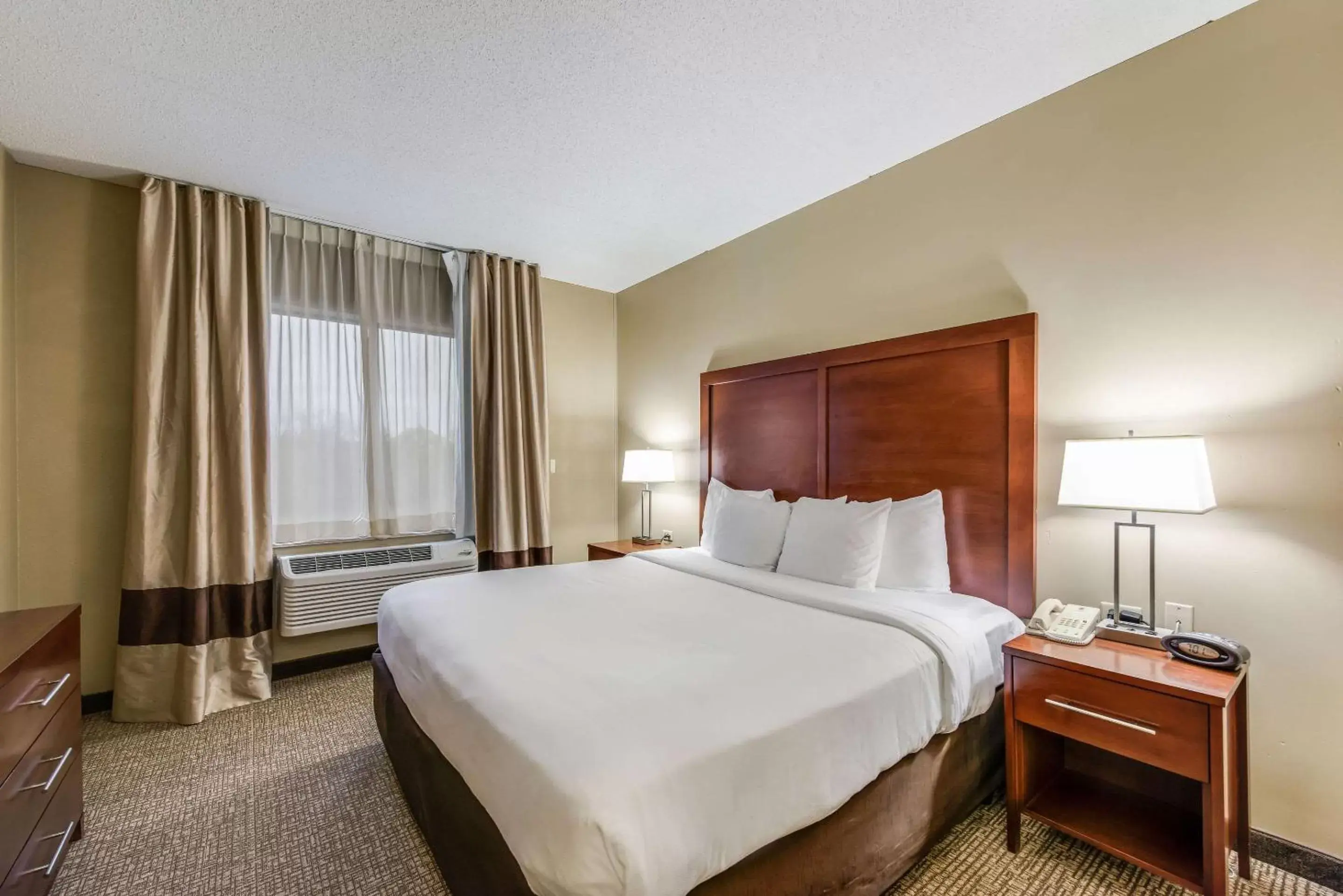 Photo of the whole room, Bed in Comfort Suites Chicago O'Hare Airport