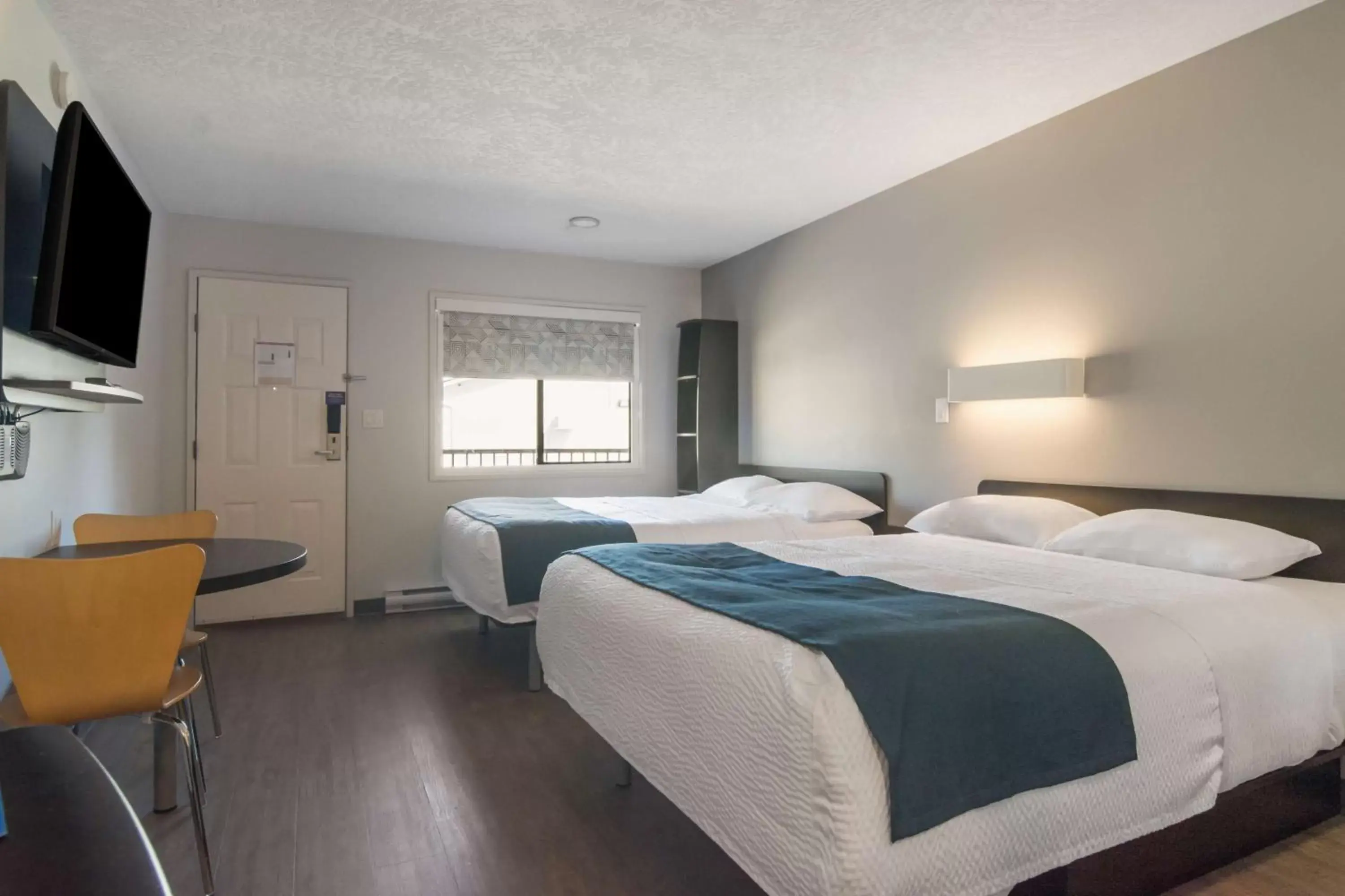Photo of the whole room, Bed in Motel 6-Saanichton, BC - Victoria Airport