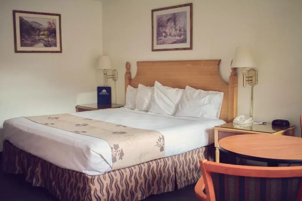 Bed in Americas Best Value Inn - Pendleton