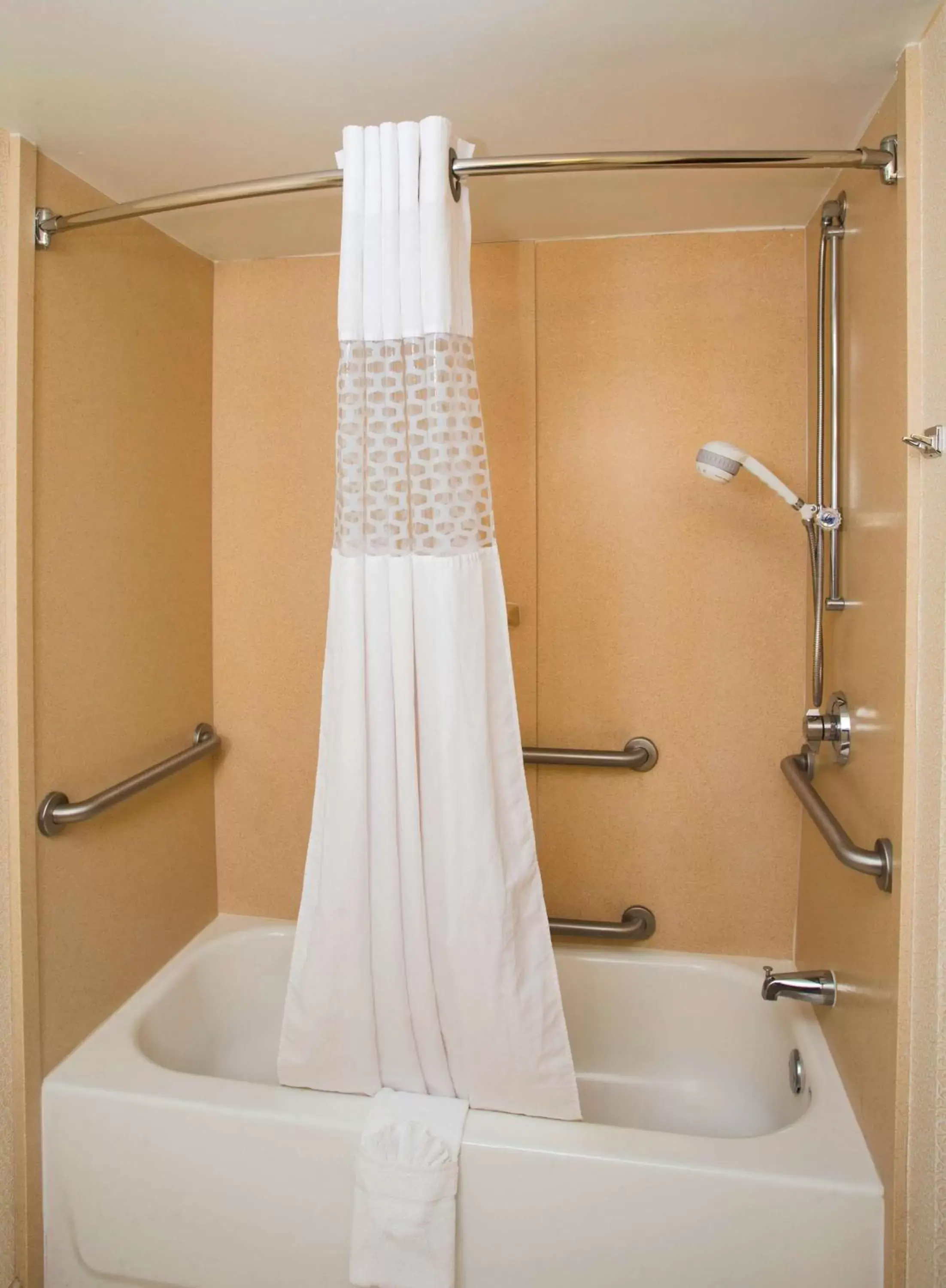 Bathroom in Hampton Inn & Suites Valdosta/Conference Center