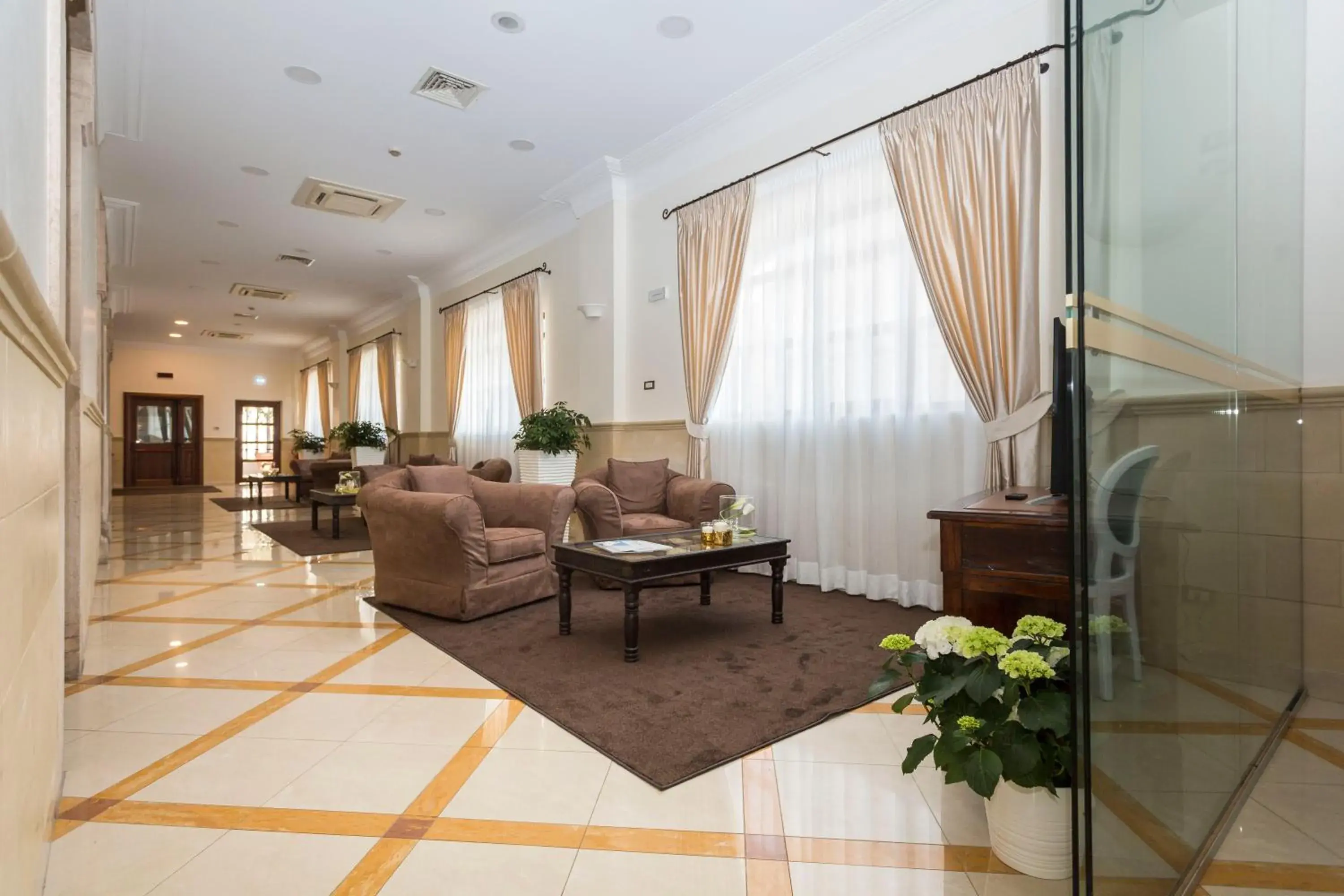 Communal lounge/ TV room, Seating Area in Hotel Cavaliere