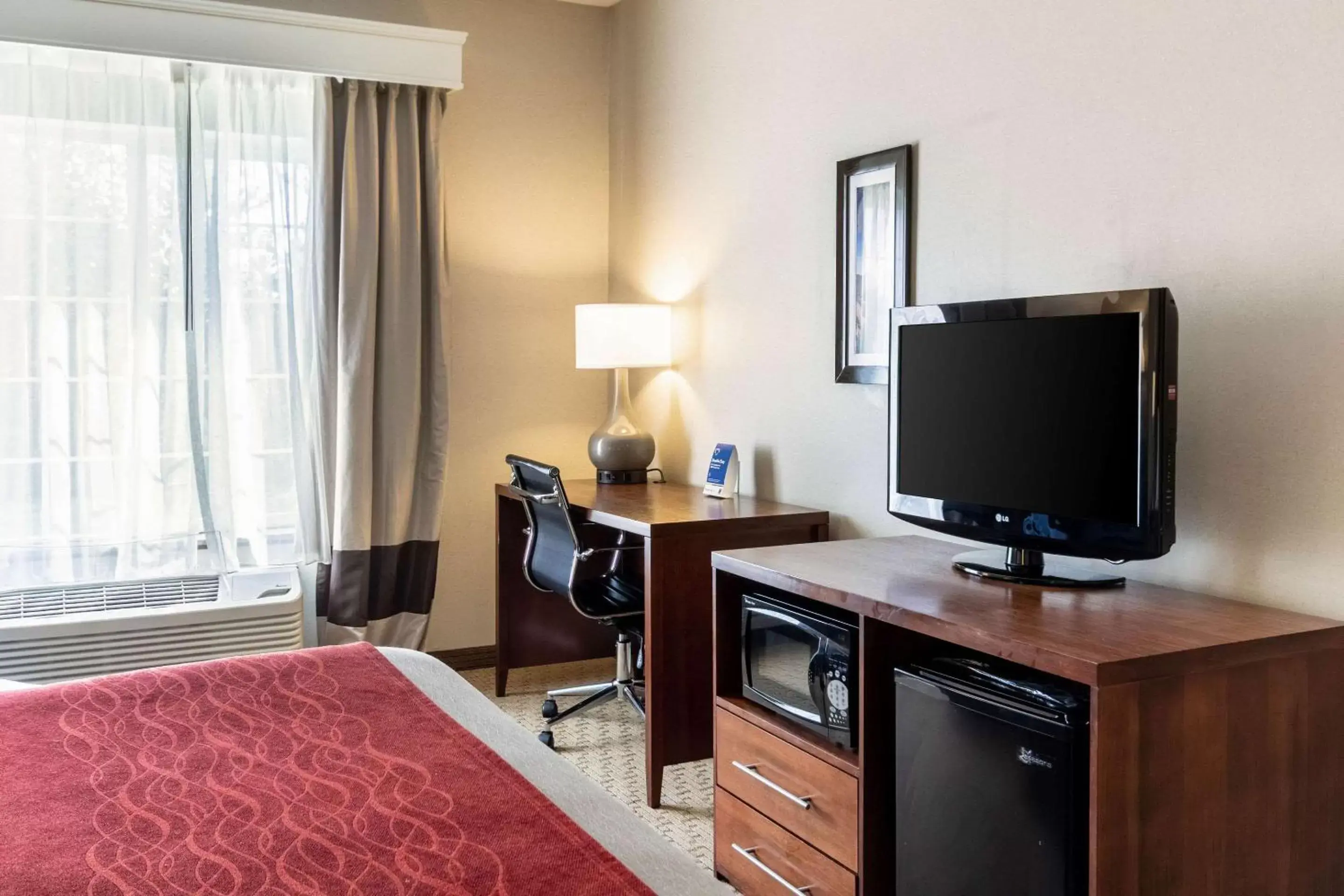 Photo of the whole room, TV/Entertainment Center in Comfort Inn & Suites Gillette near Campbell Medical Center