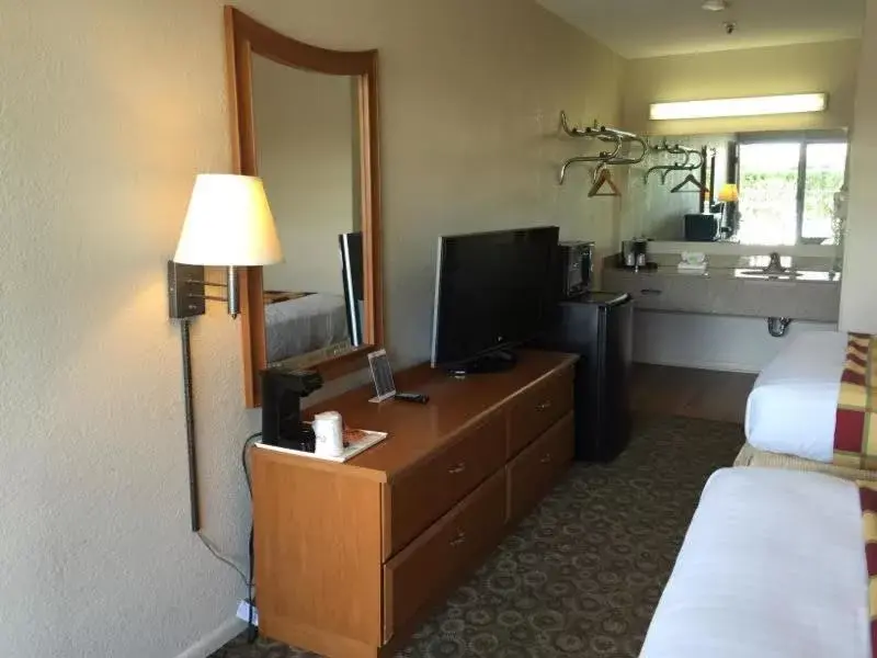 Bedroom, TV/Entertainment Center in Budget Inn Sanford International Airport