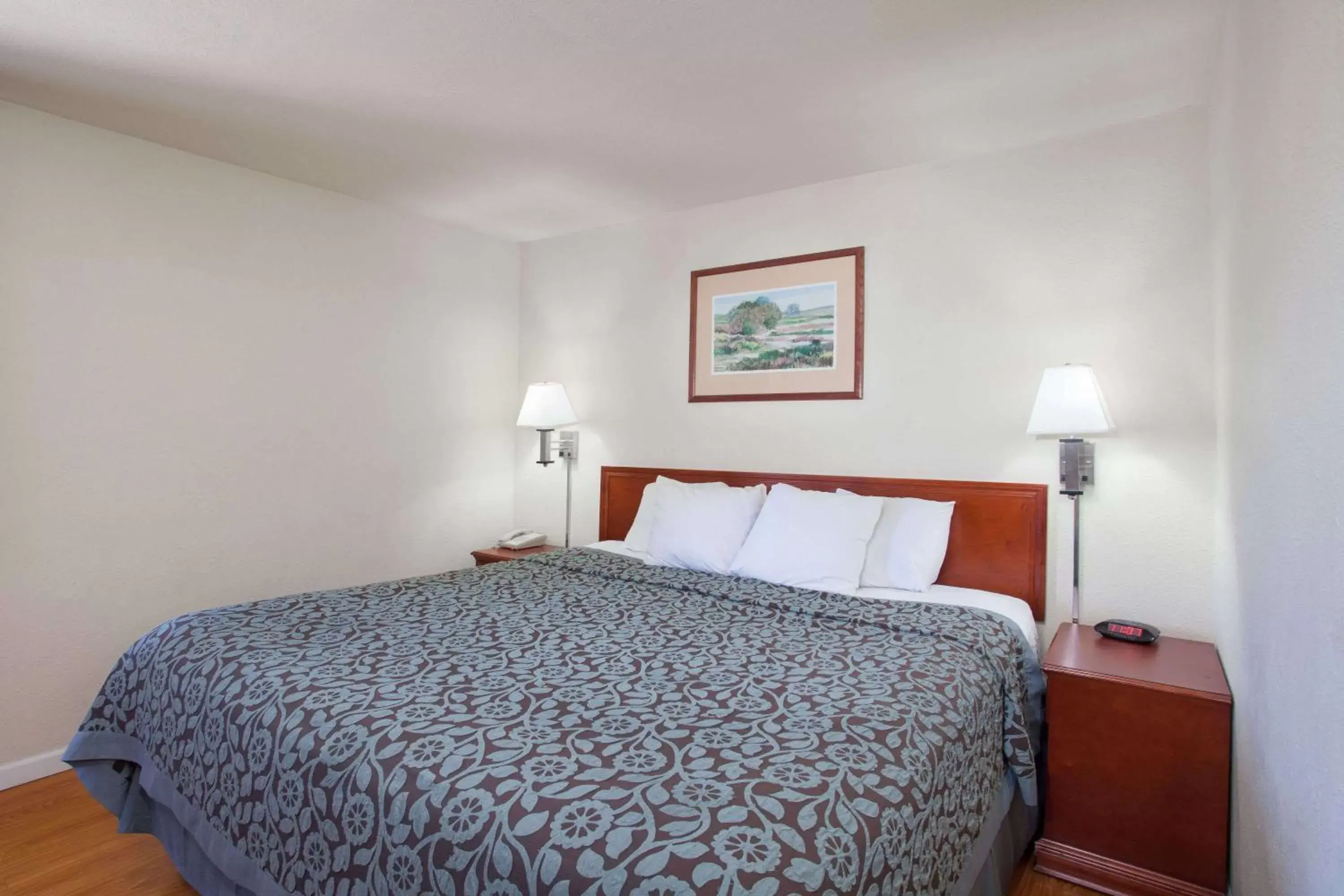 Photo of the whole room, Bed in Days Inn by Wyndham Orange Anaheim