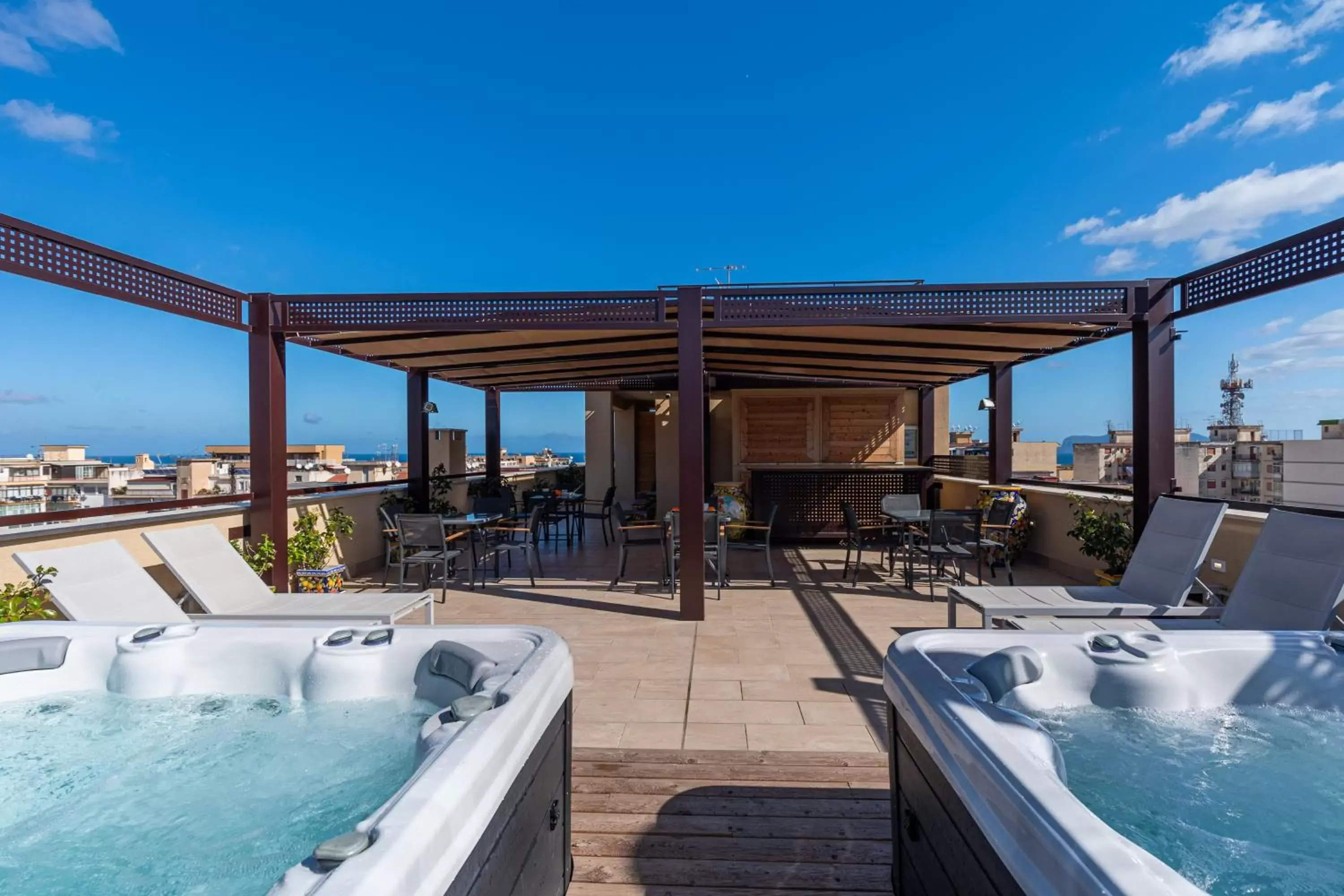 Hot Tub, Swimming Pool in Palermo Blu - Multi Suite