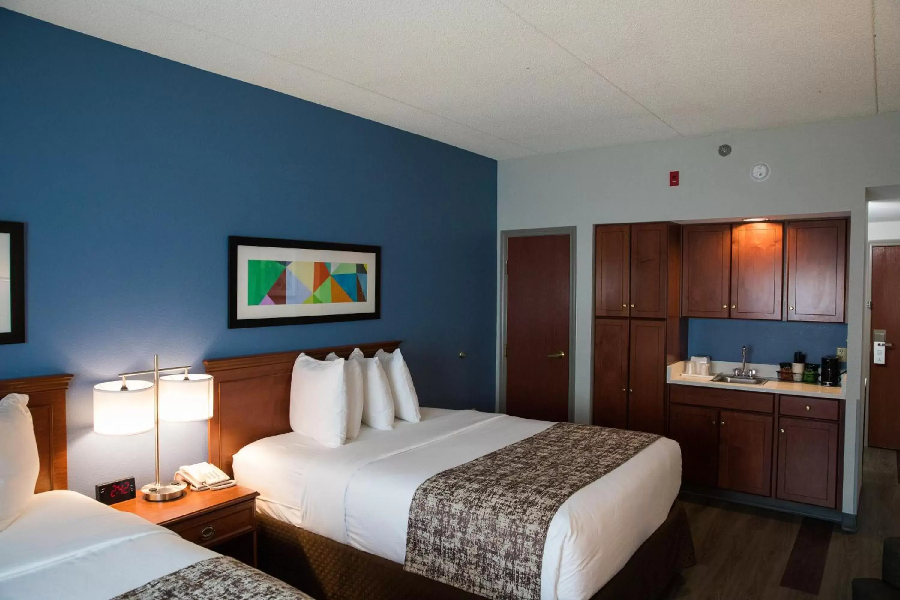 Kitchen or kitchenette, Bed in SureStay Plus by Best Western Louisville Airport Expo