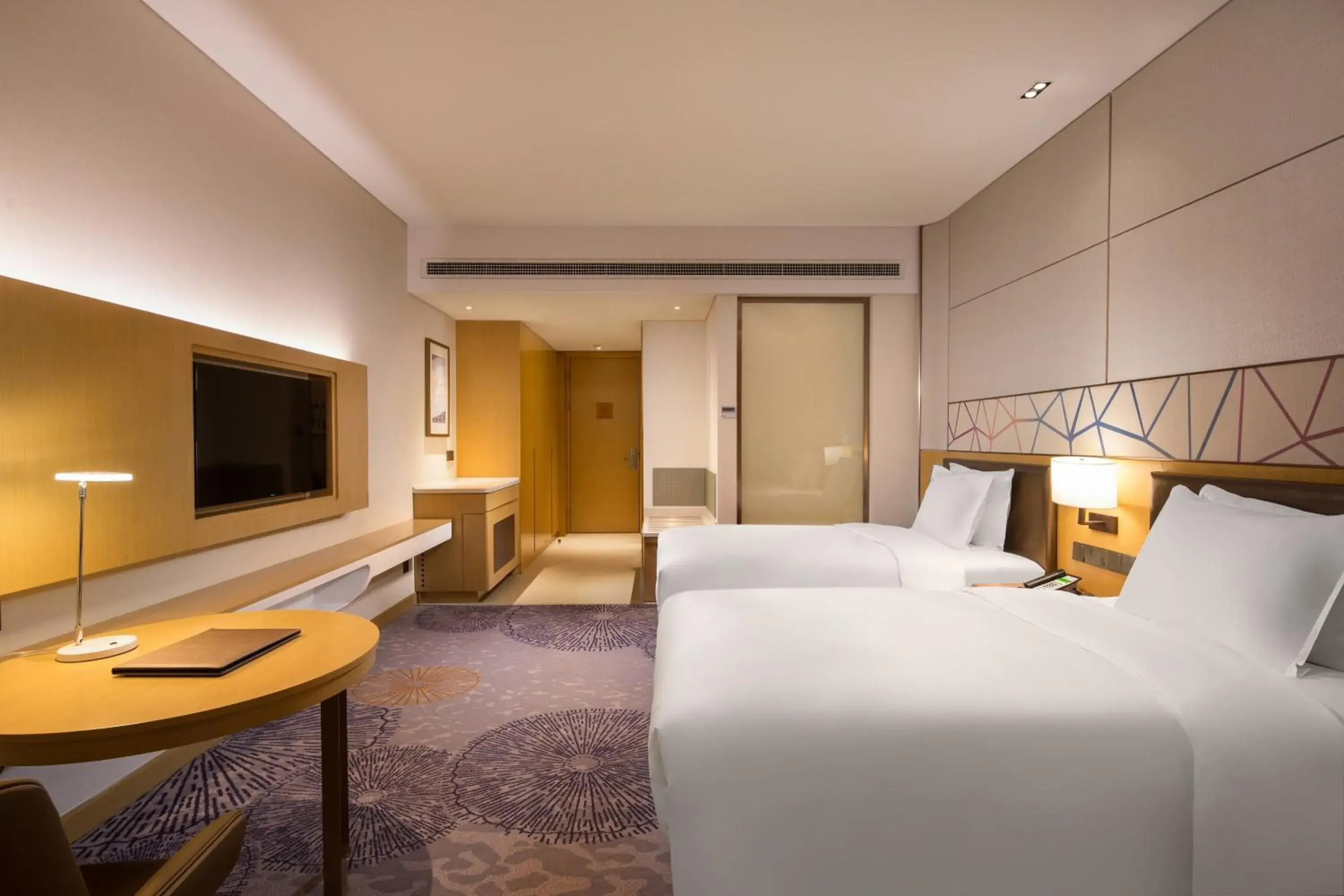 Photo of the whole room, Bed in Holiday Inn Tianjin Xiqing, an IHG Hotel