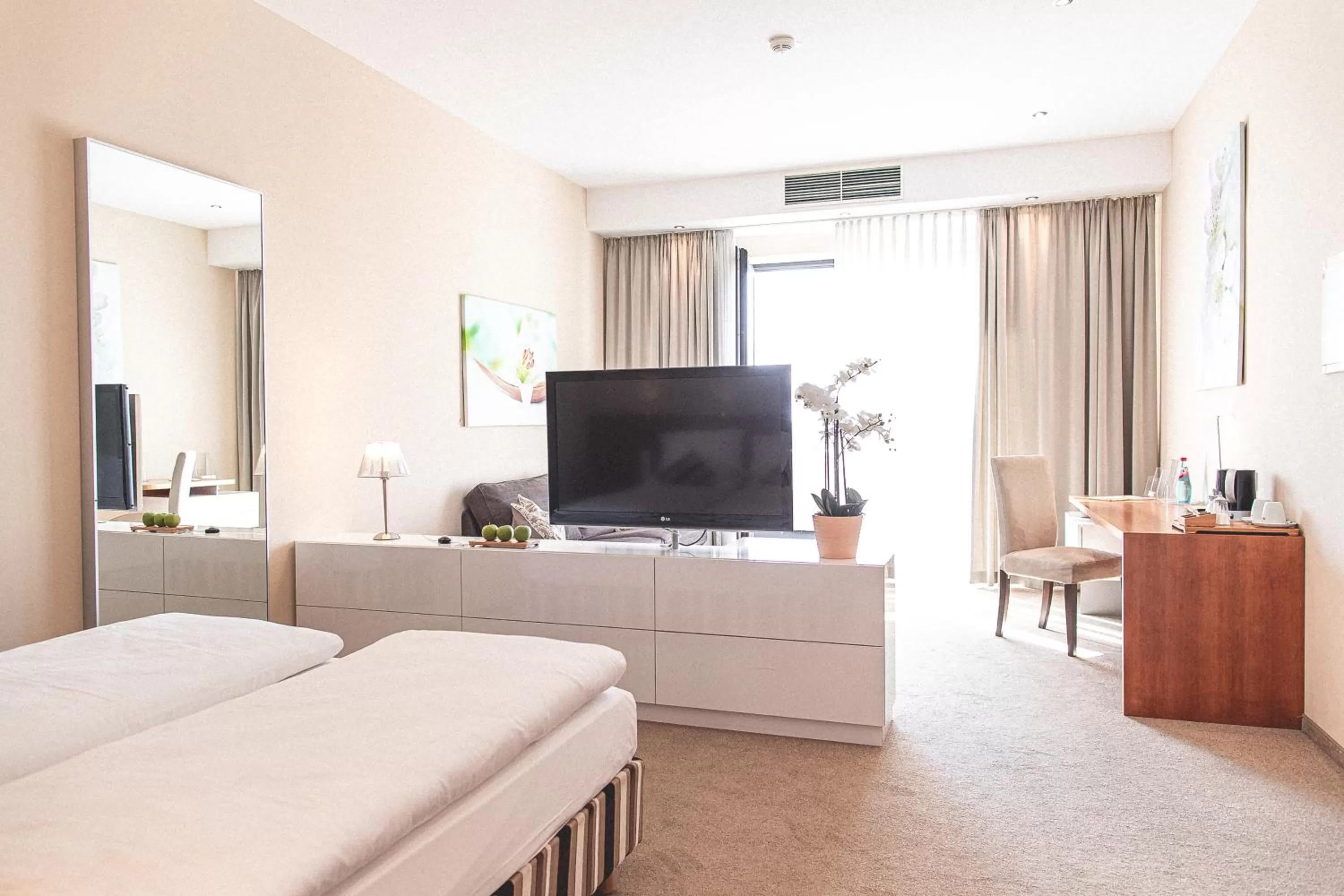 Photo of the whole room, Bed in PLAZA Hotel Hanau