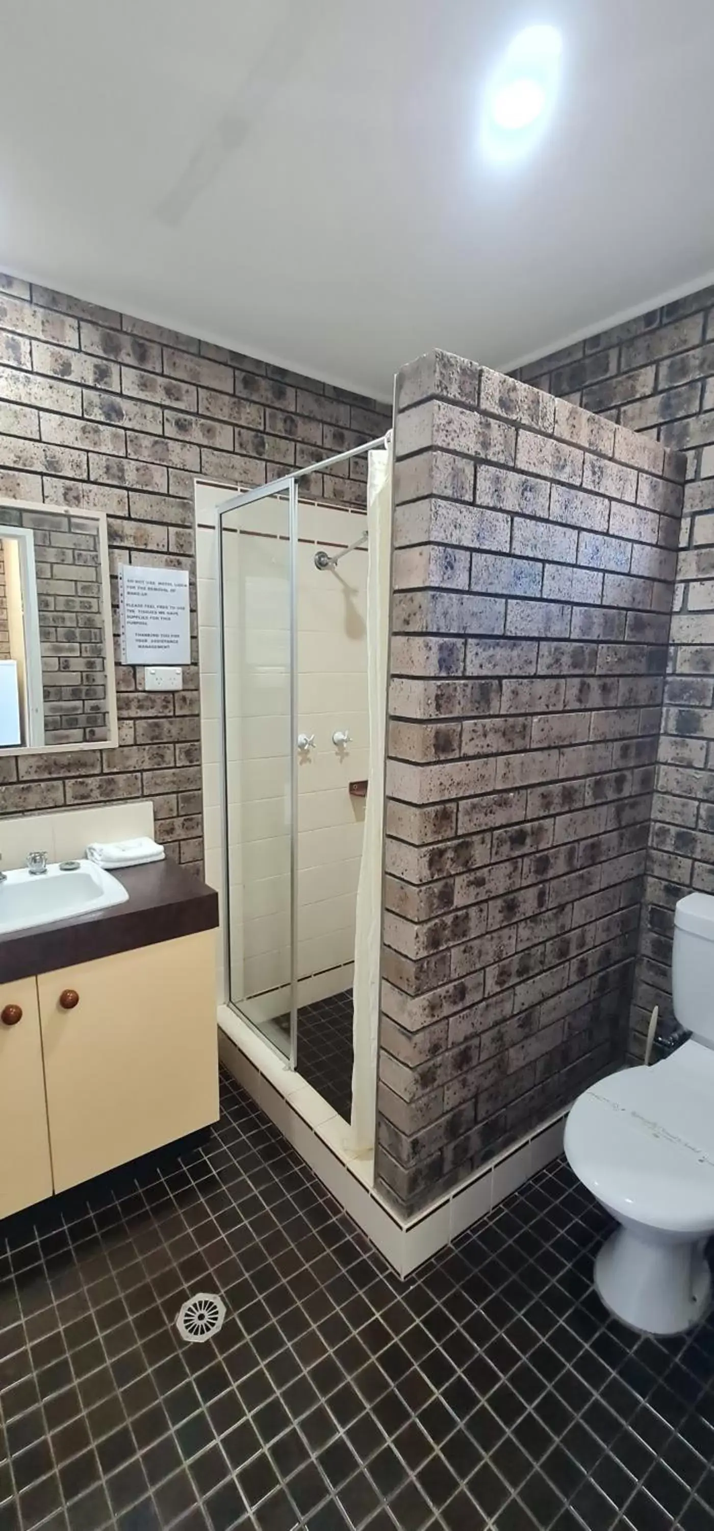 Bathroom in The SIM - Sussex Inlet Motel