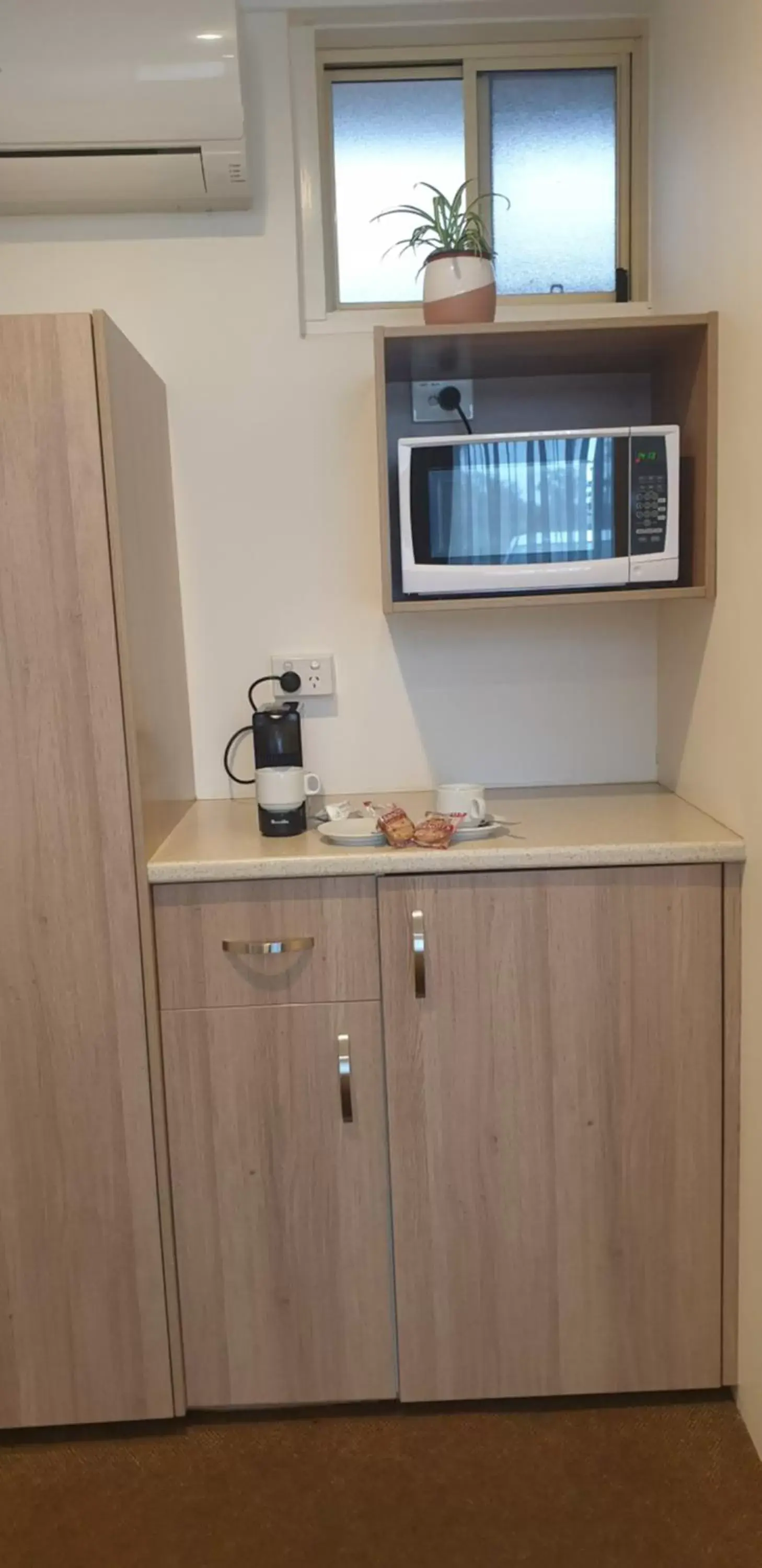 Coffee/tea facilities, TV/Entertainment Center in Sandpiper Motel Ulladulla