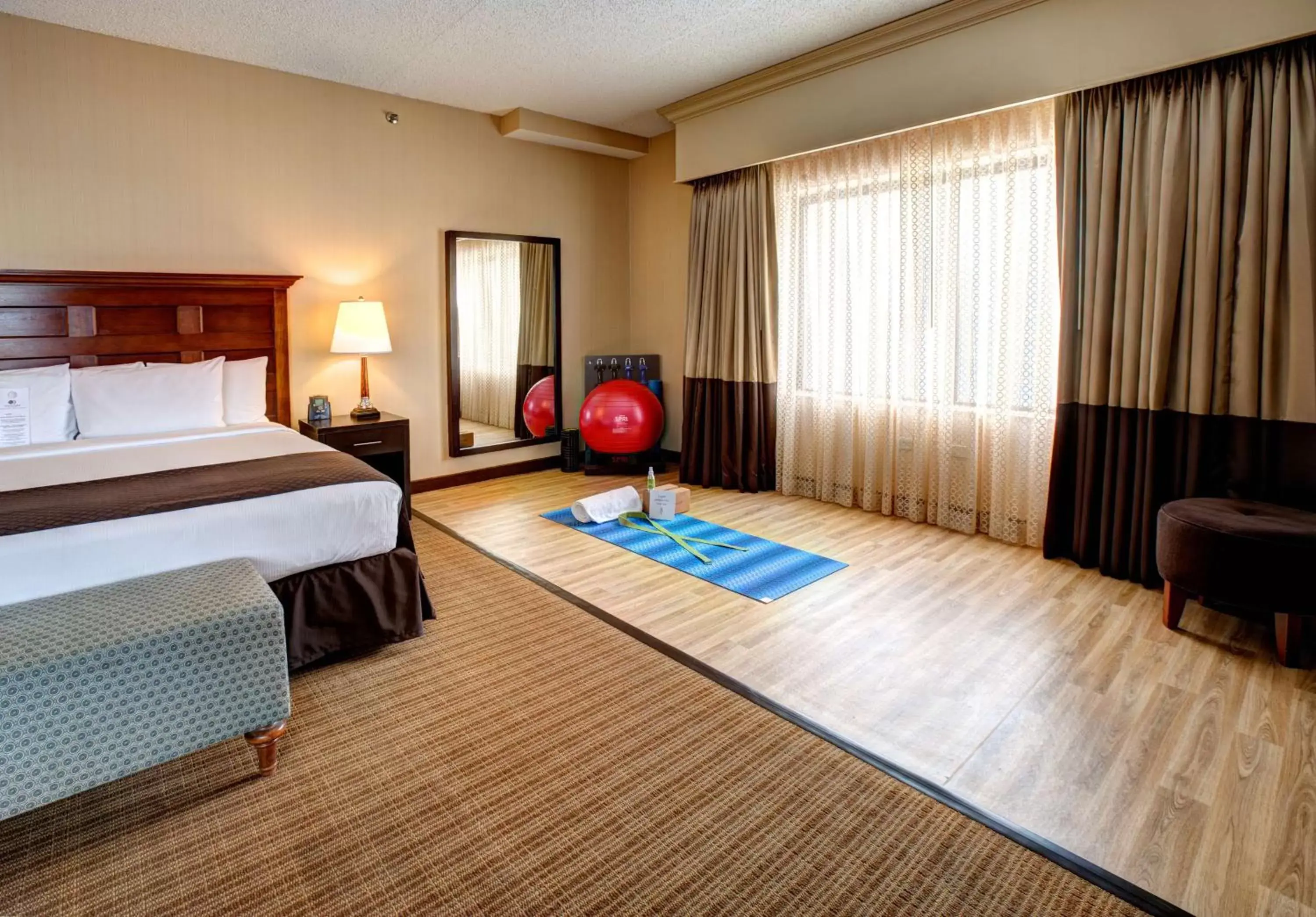 Bed in DoubleTree by Hilton Chicago O'Hare Airport-Rosemont