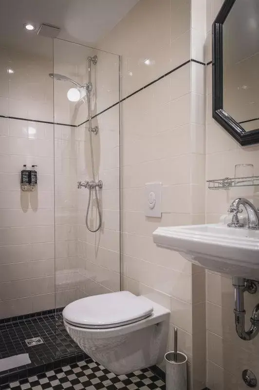 Shower, Bathroom in Henri Hotel Berlin Kurfürstendamm
