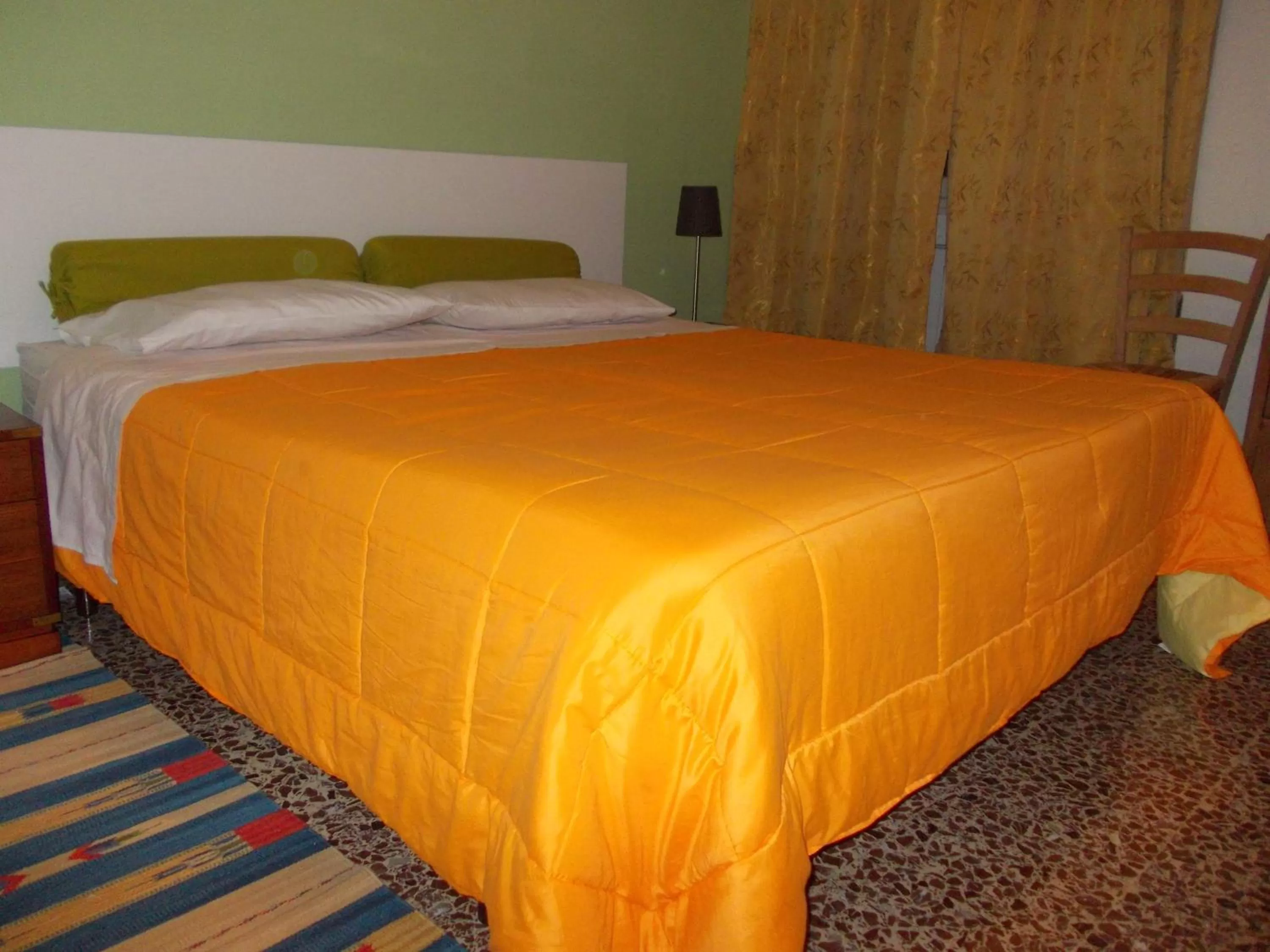 Photo of the whole room, Bed in Travellers Lodge B&B