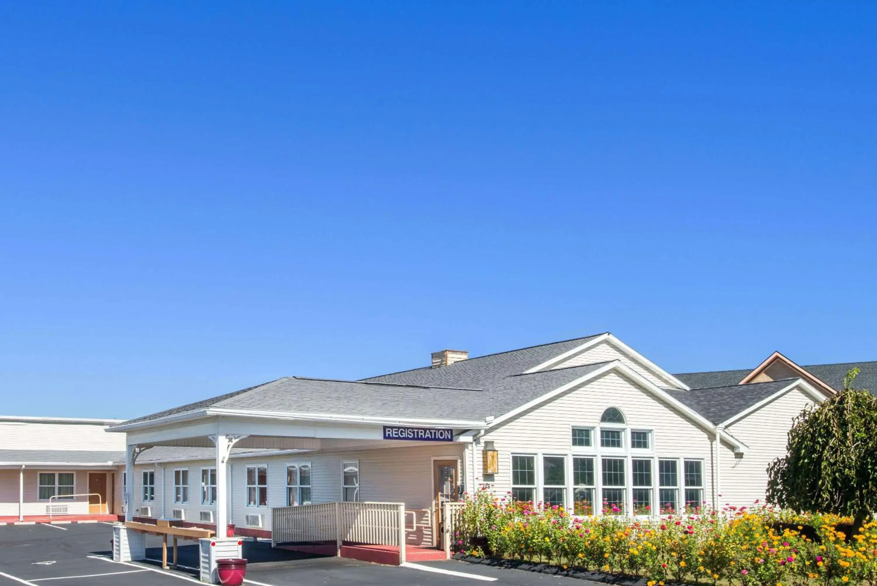 Property building in Knights Inn Hadley Property building in Knights Inn Hadley