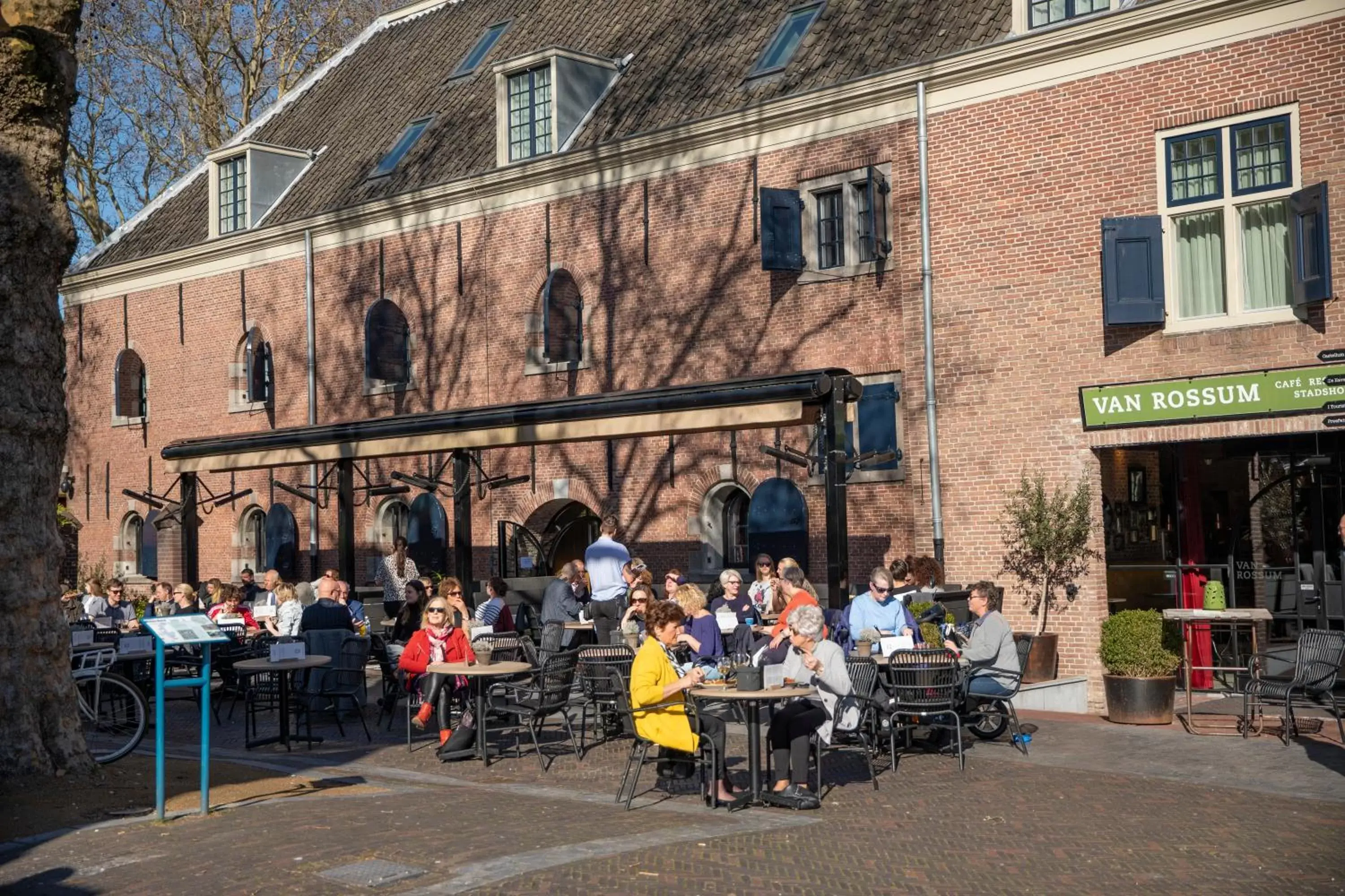 People in Van Rossum Stadshotel Woerden