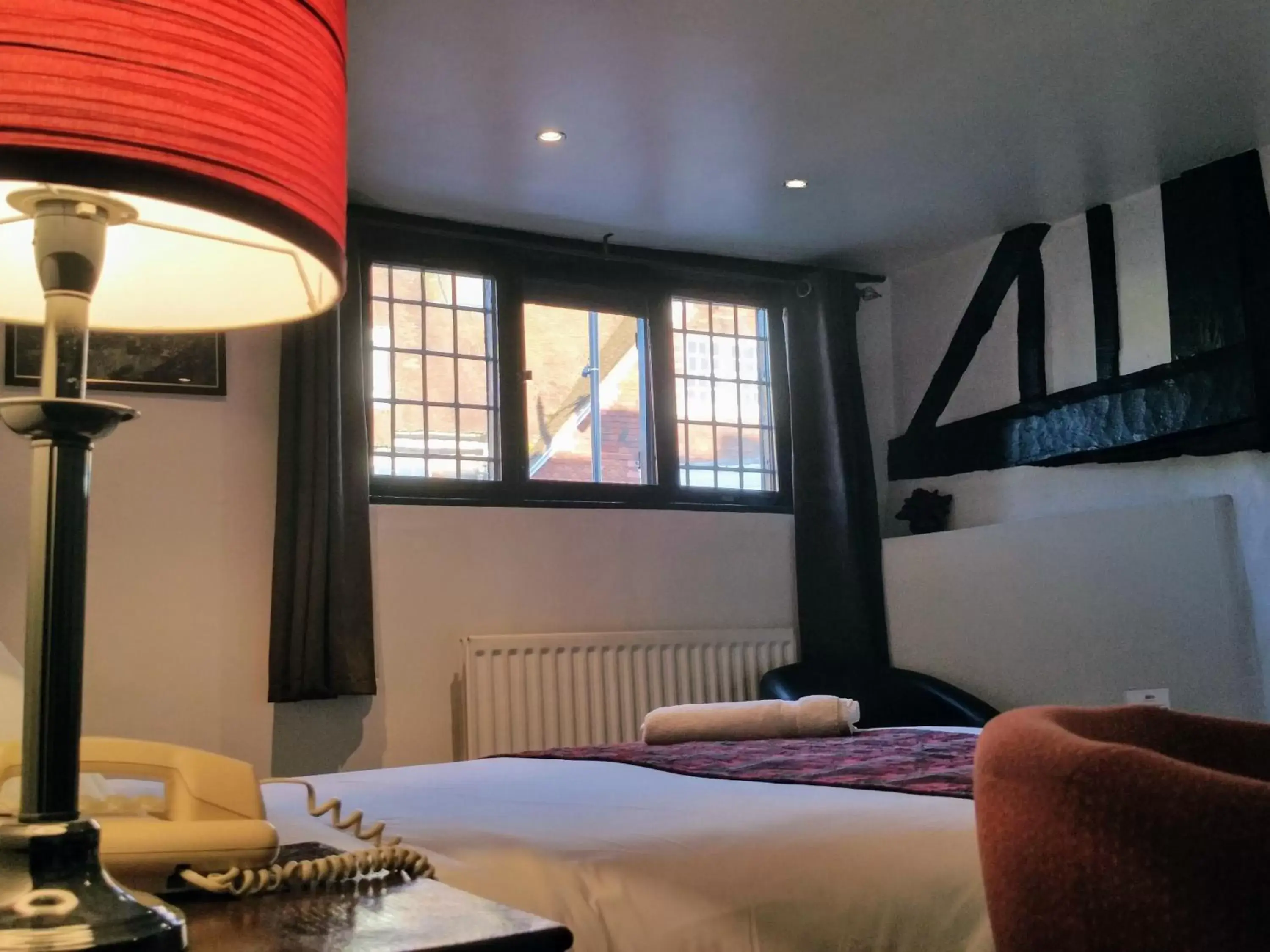 Bedroom, Bed in The George Hotel Pangbourne