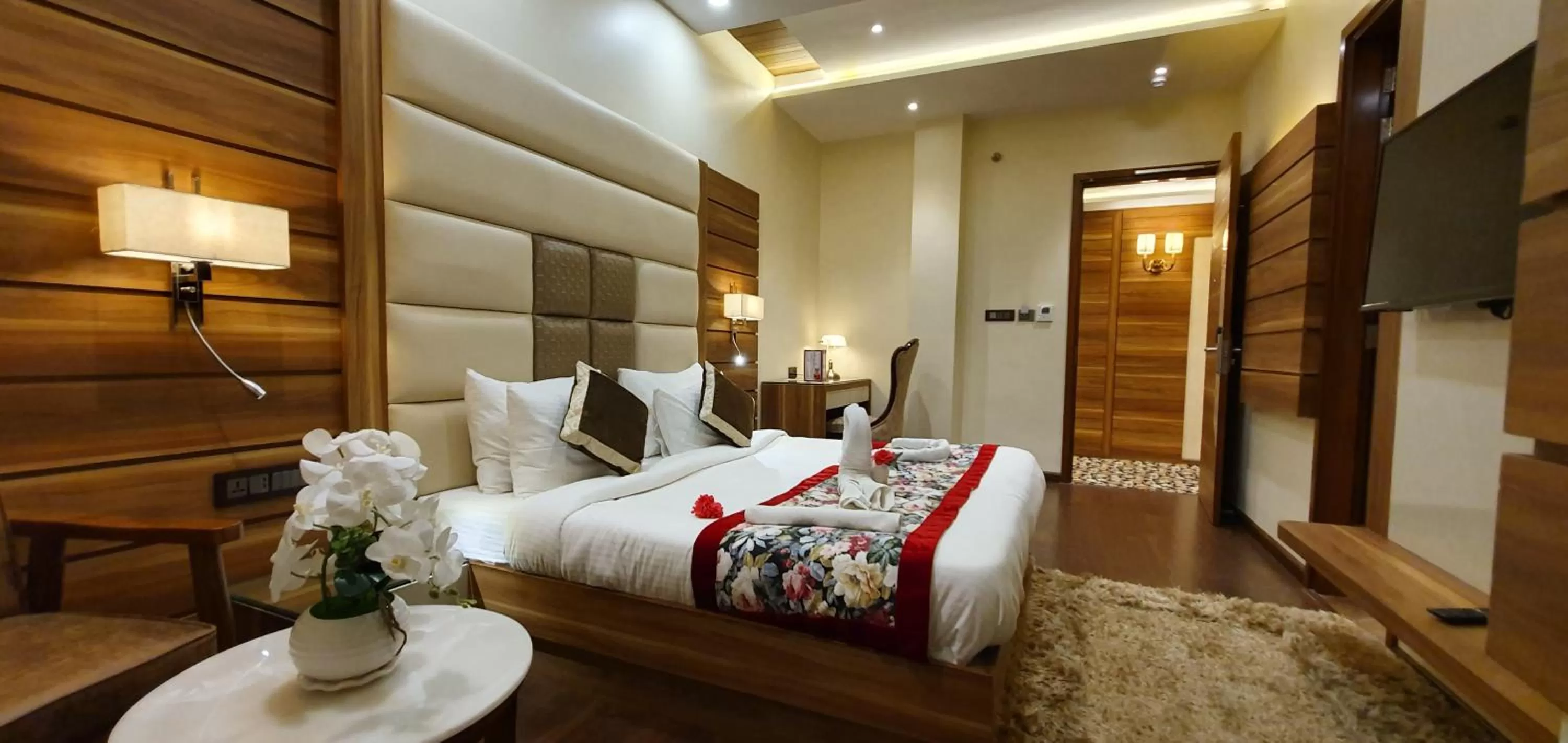 Bed in Hotel Makhan Residency