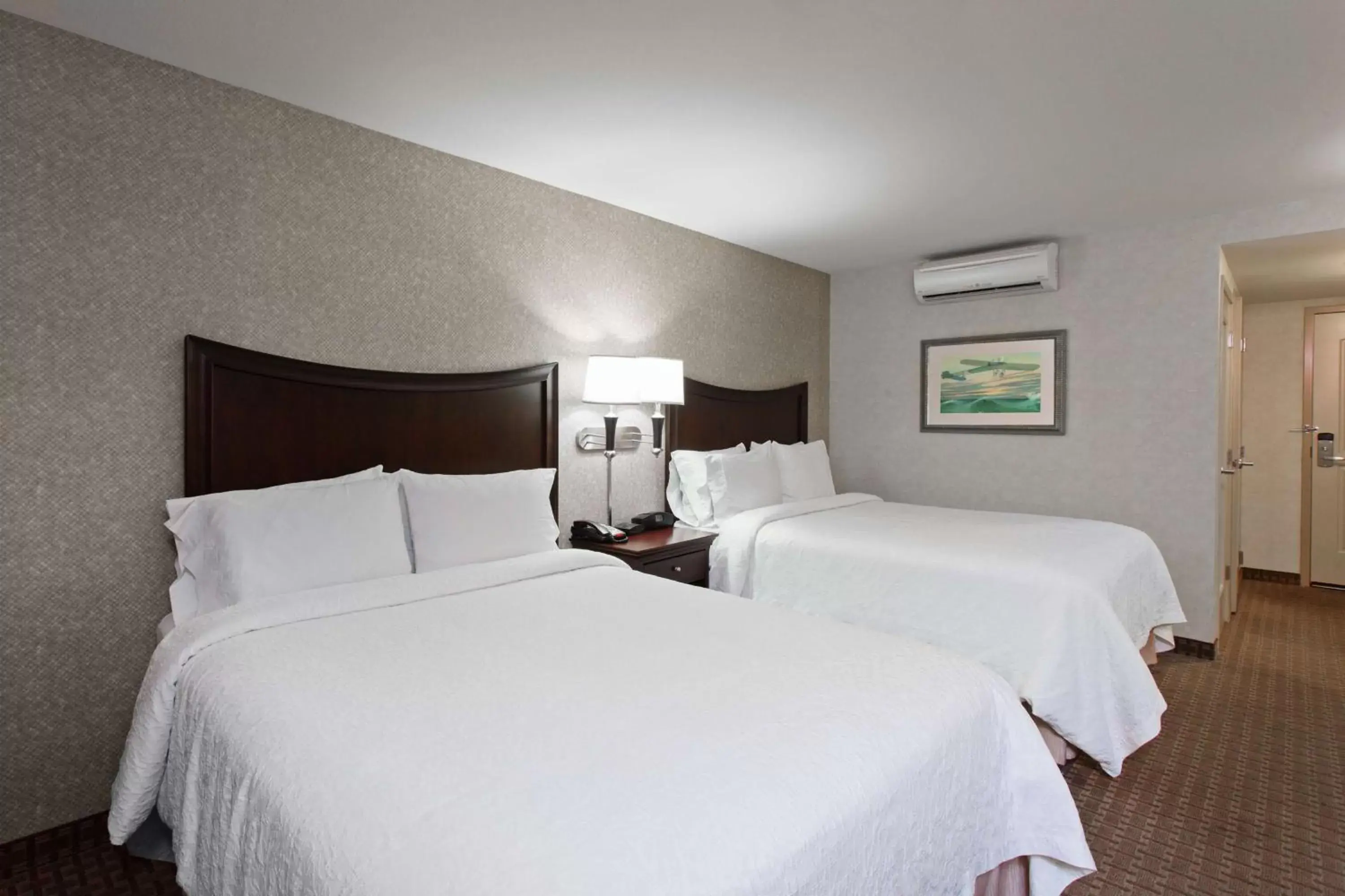 Bed in Hampton Inn & Suites Oakland Airport-Alameda