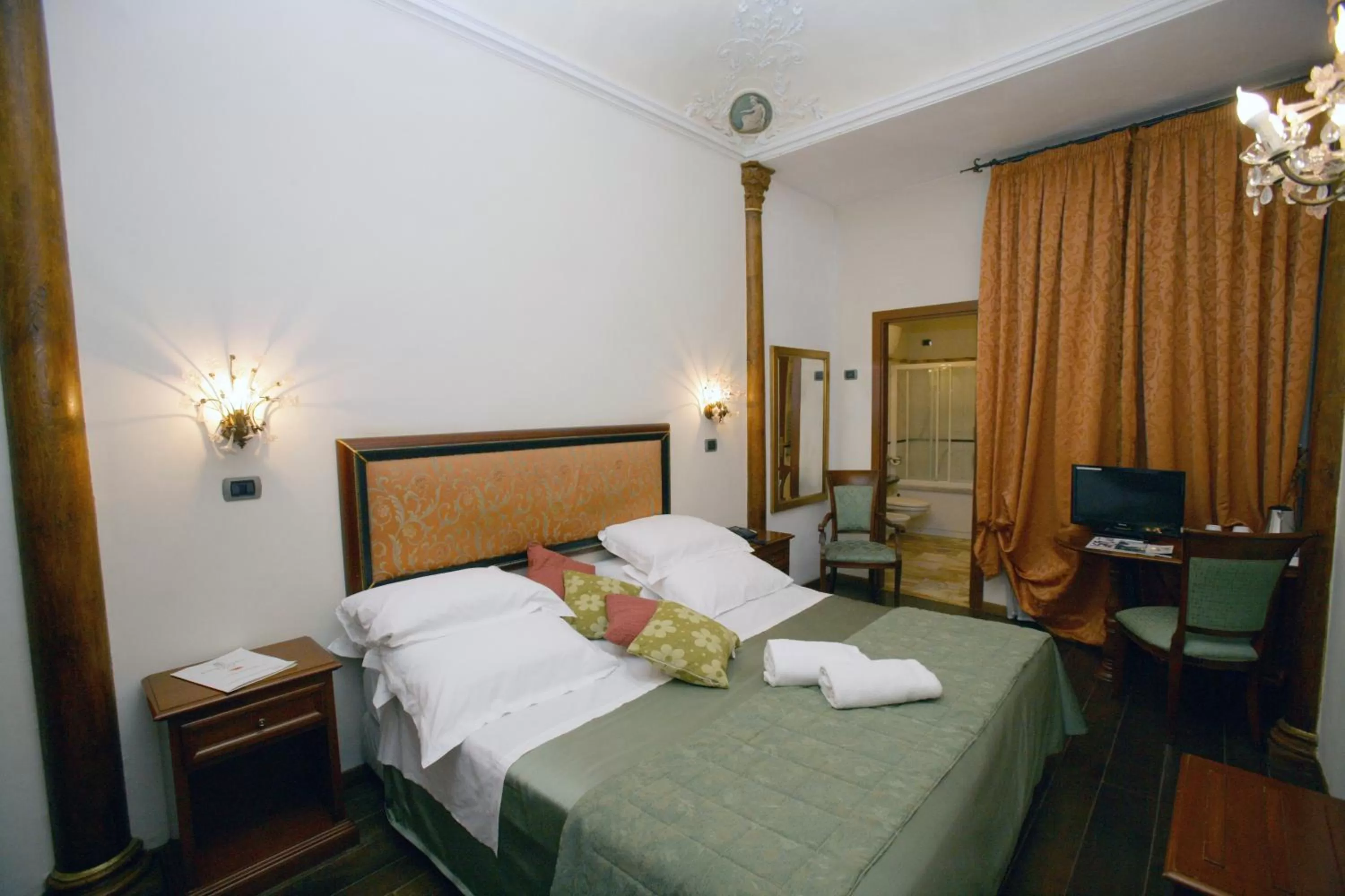 Bed in Domus Florentiae Hotel