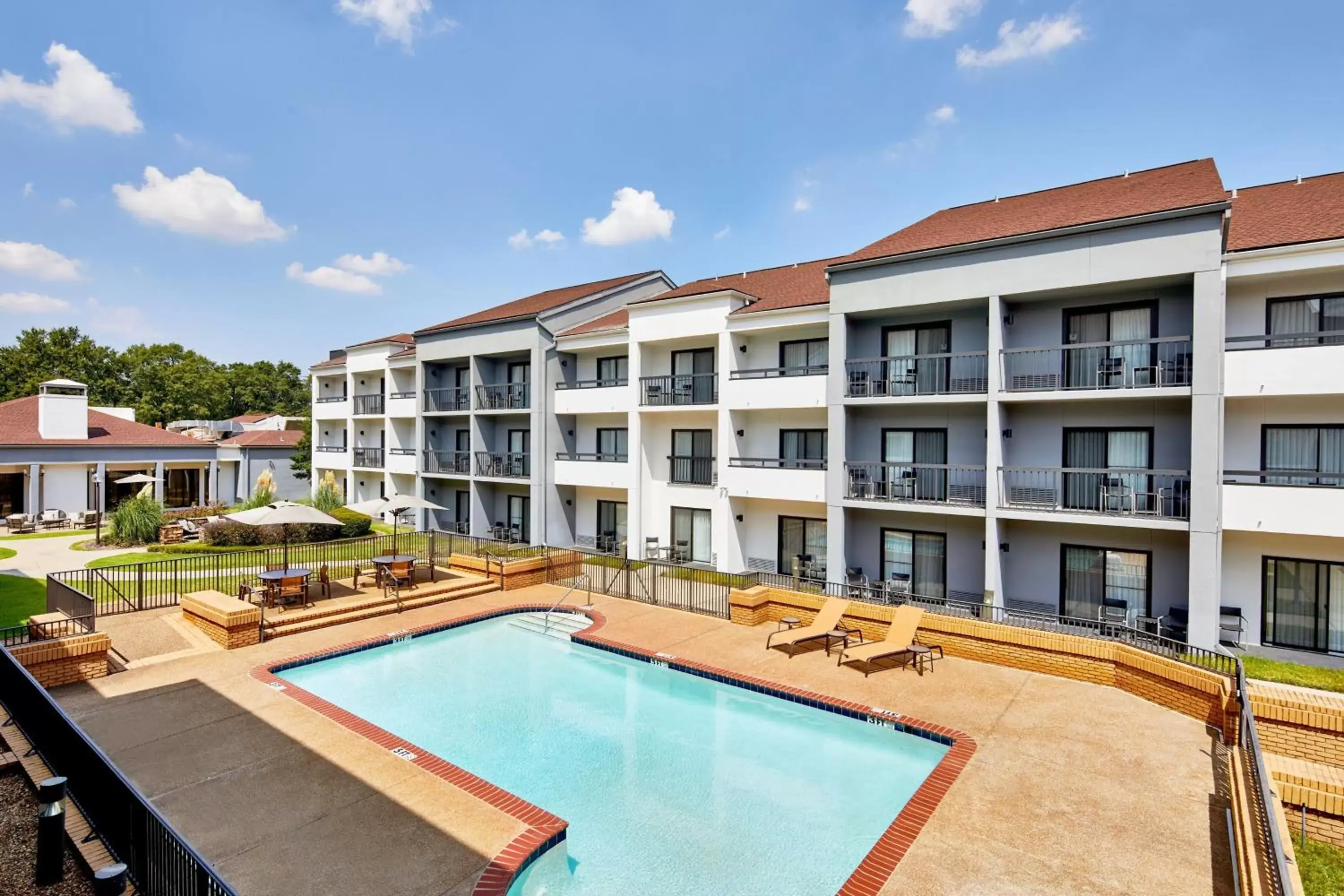 Swimming Pool in Courtyard by Marriott Memphis East/Park Avenue