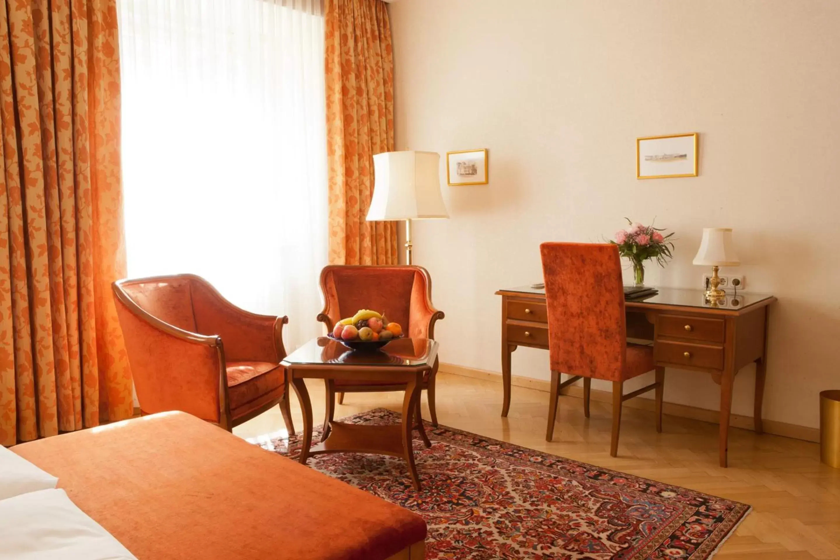 Photo of the whole room, Seating Area in Hotel Kaiserin Elisabeth