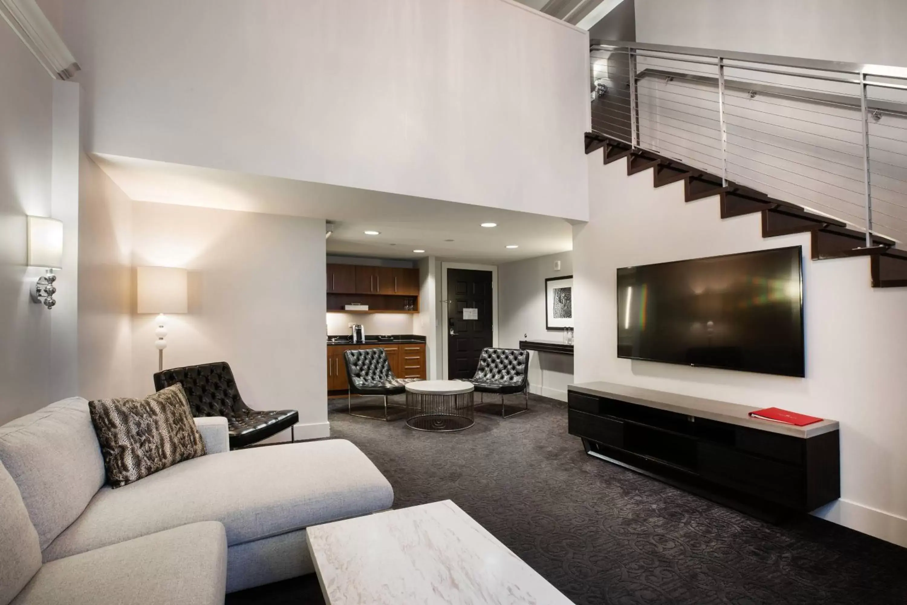 Living room, Seating Area in Ambassador Hotel Kansas City, Autograph Collection