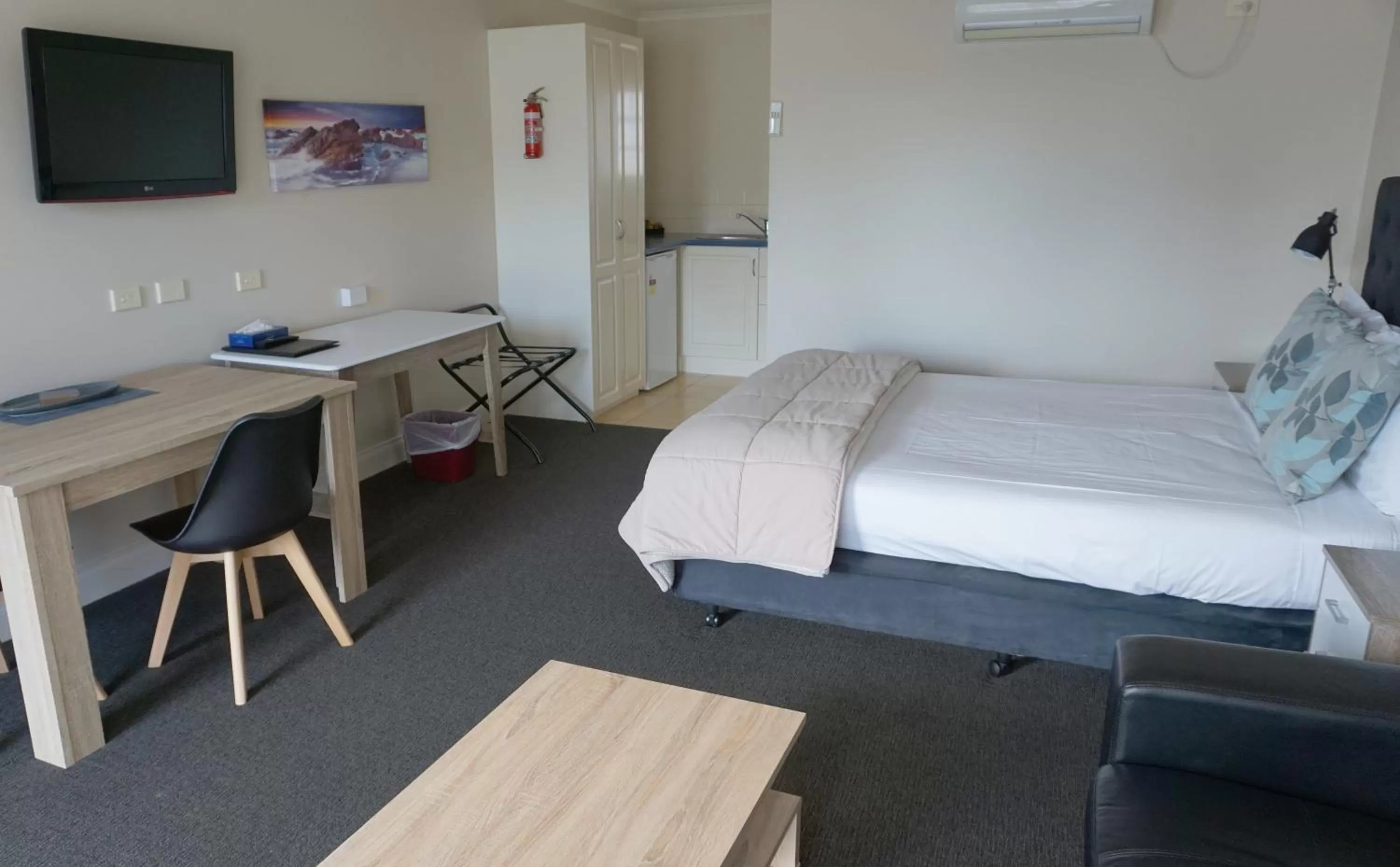 Bed in Ashmont Motel and Apartments