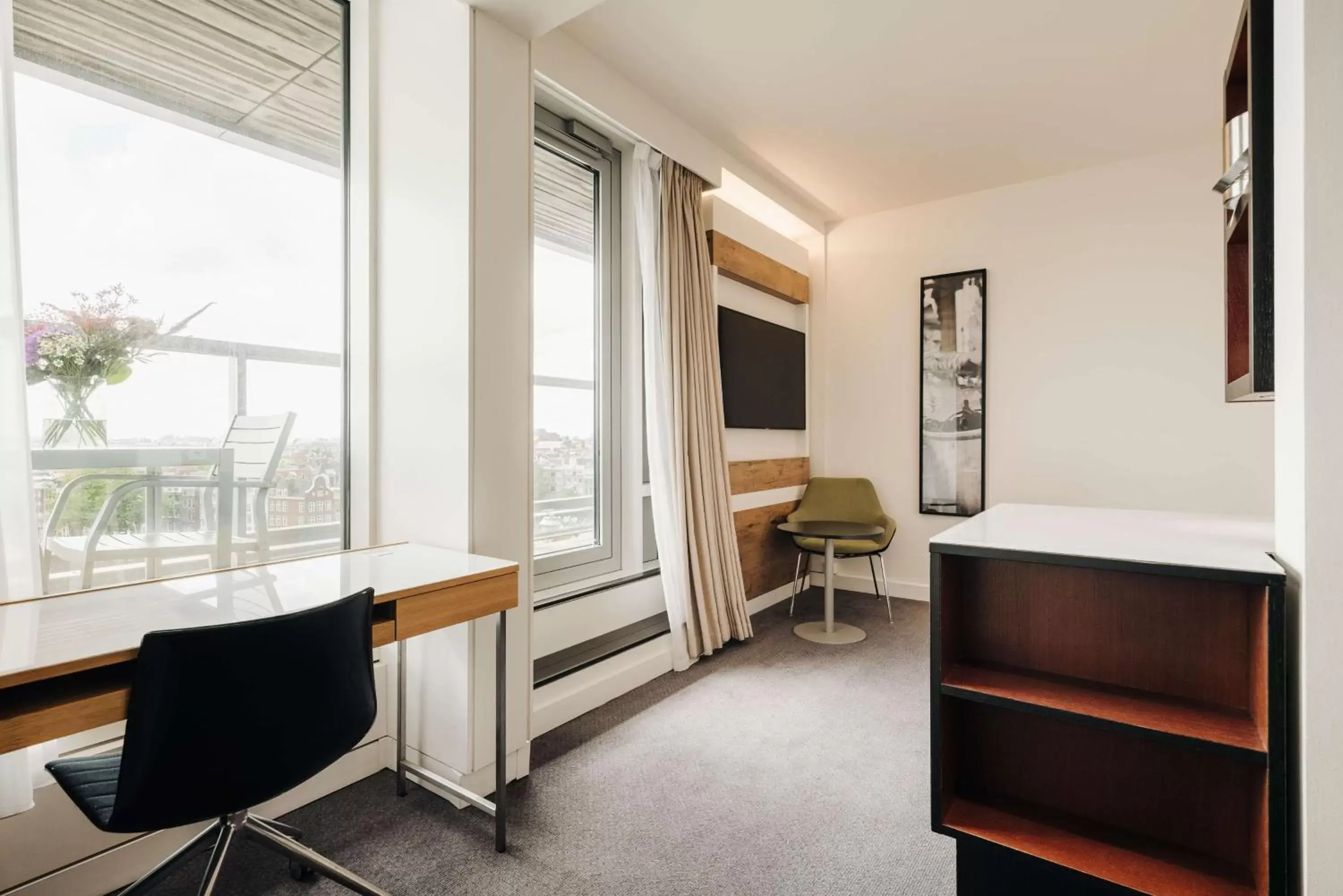 Bedroom, TV/Entertainment Center in DoubleTree by Hilton Amsterdam Centraal Station
