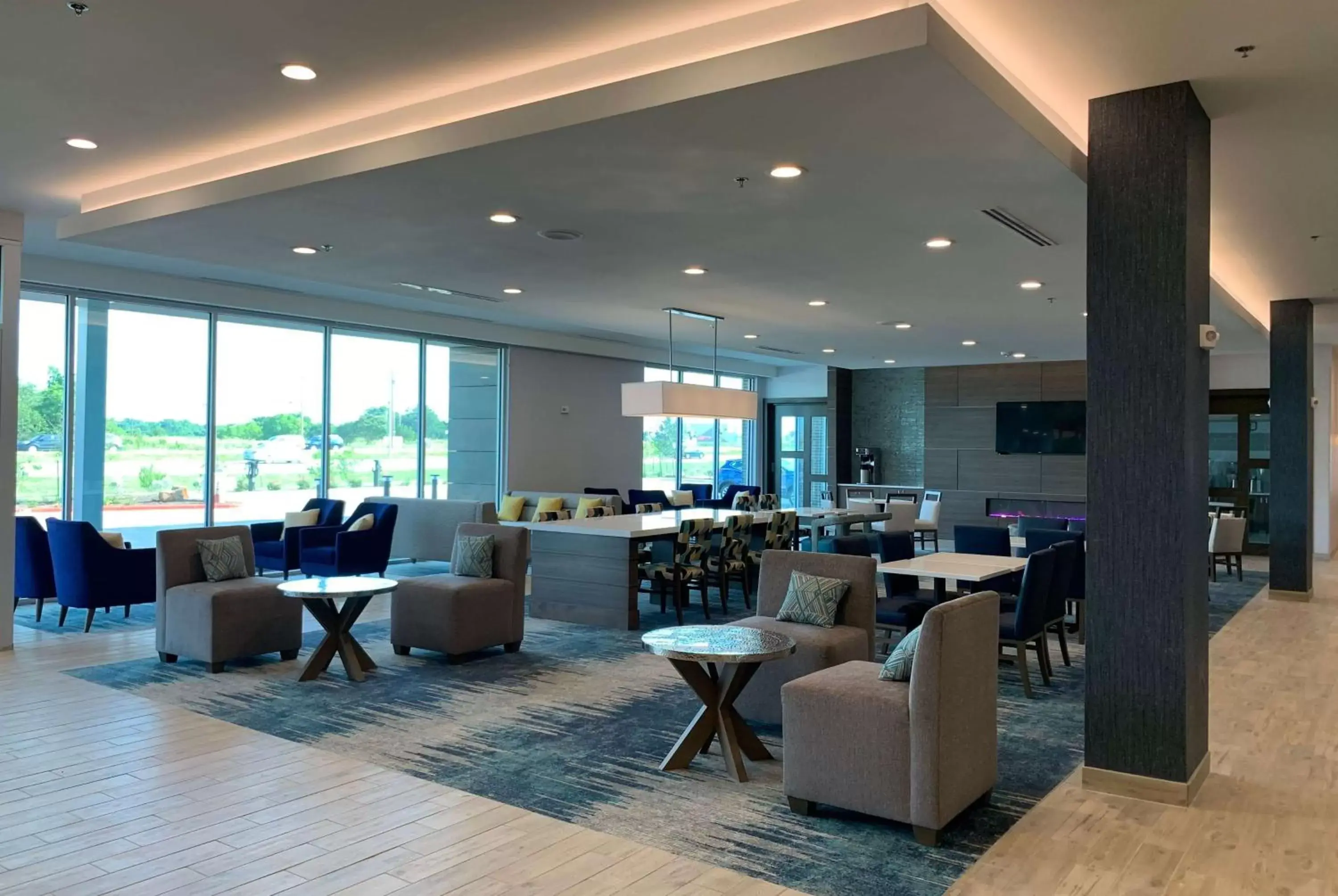 Lobby or reception, Restaurant/Places to Eat in La Quinta Inn & Suites by Wyndham Round Rock near Kalahari
