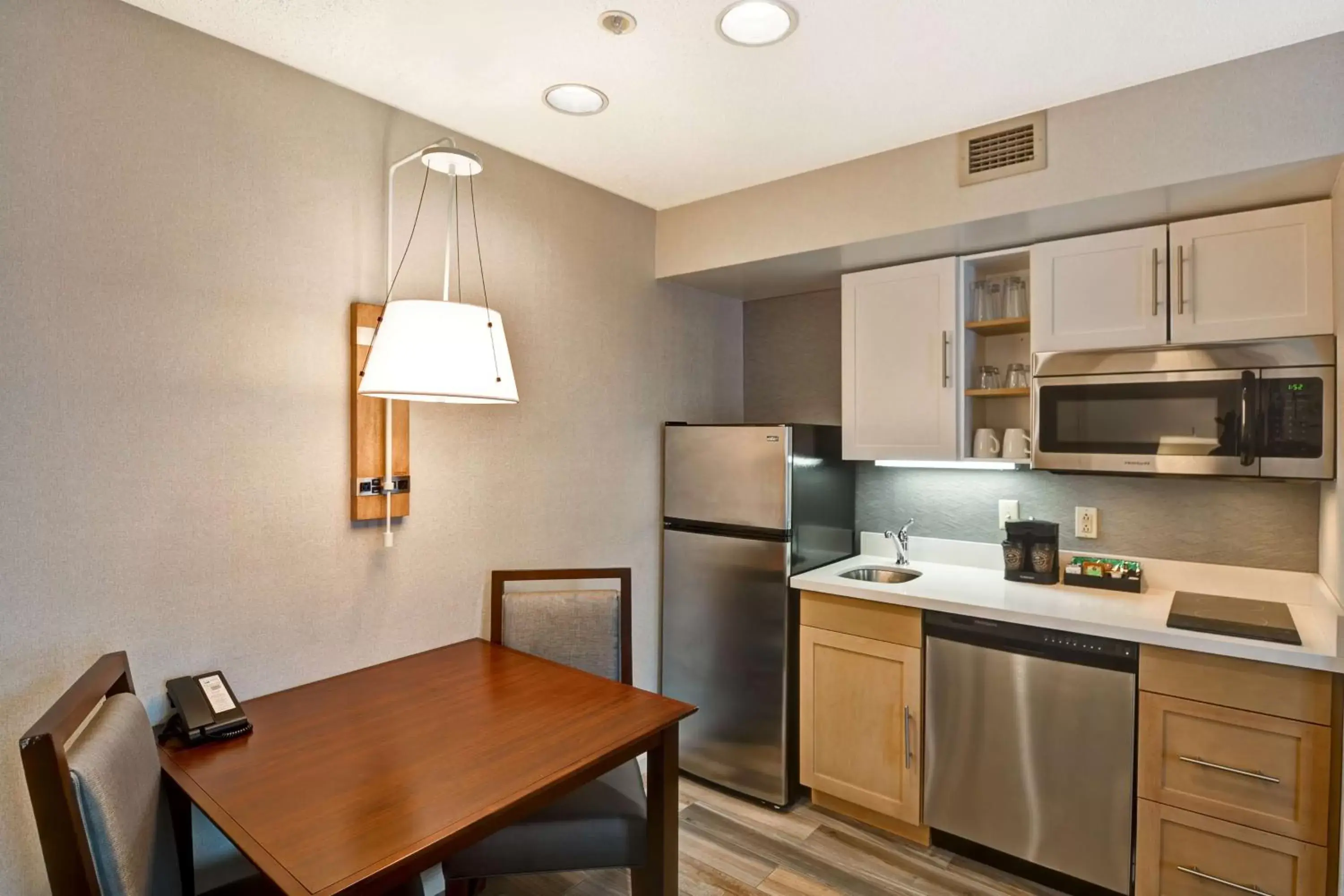 Living room, Kitchen/Kitchenette in Homewood Suites Hartford/Windsor Locks