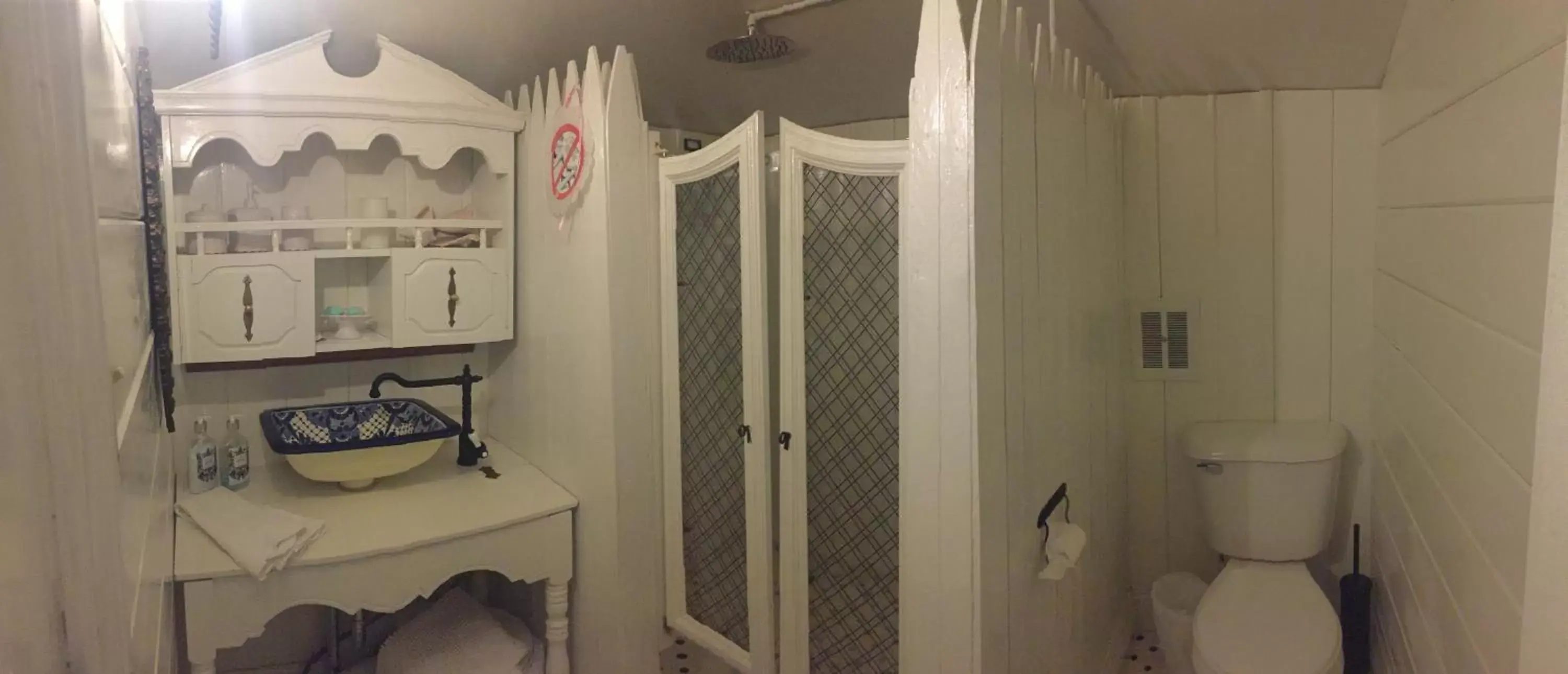 Shower, Bathroom in Aaron House of Niagara Falls