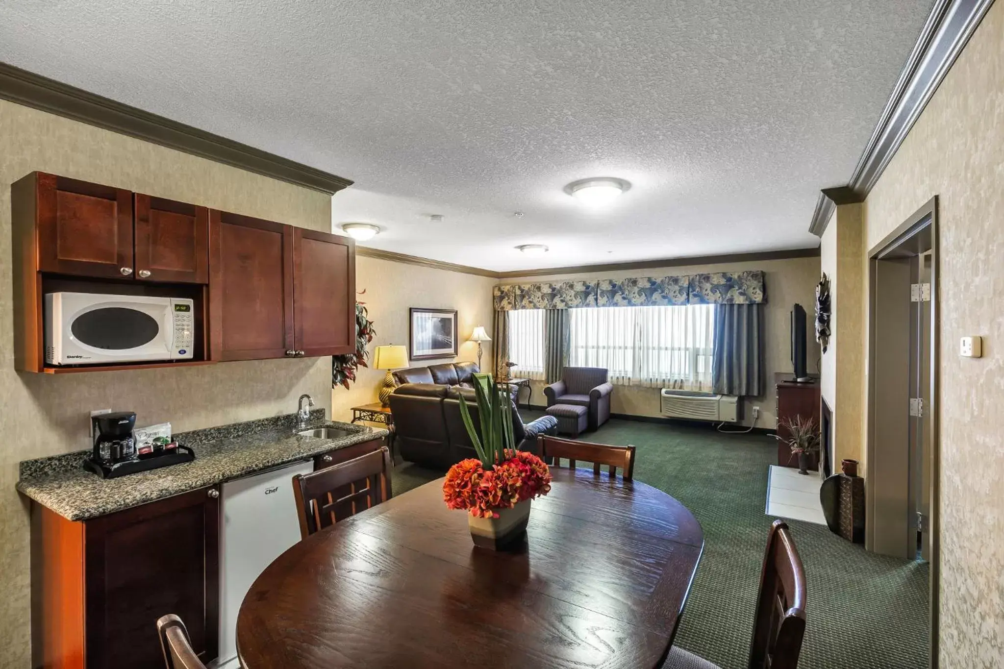 Guests, Kitchen/Kitchenette in Redwood Inn & Suites