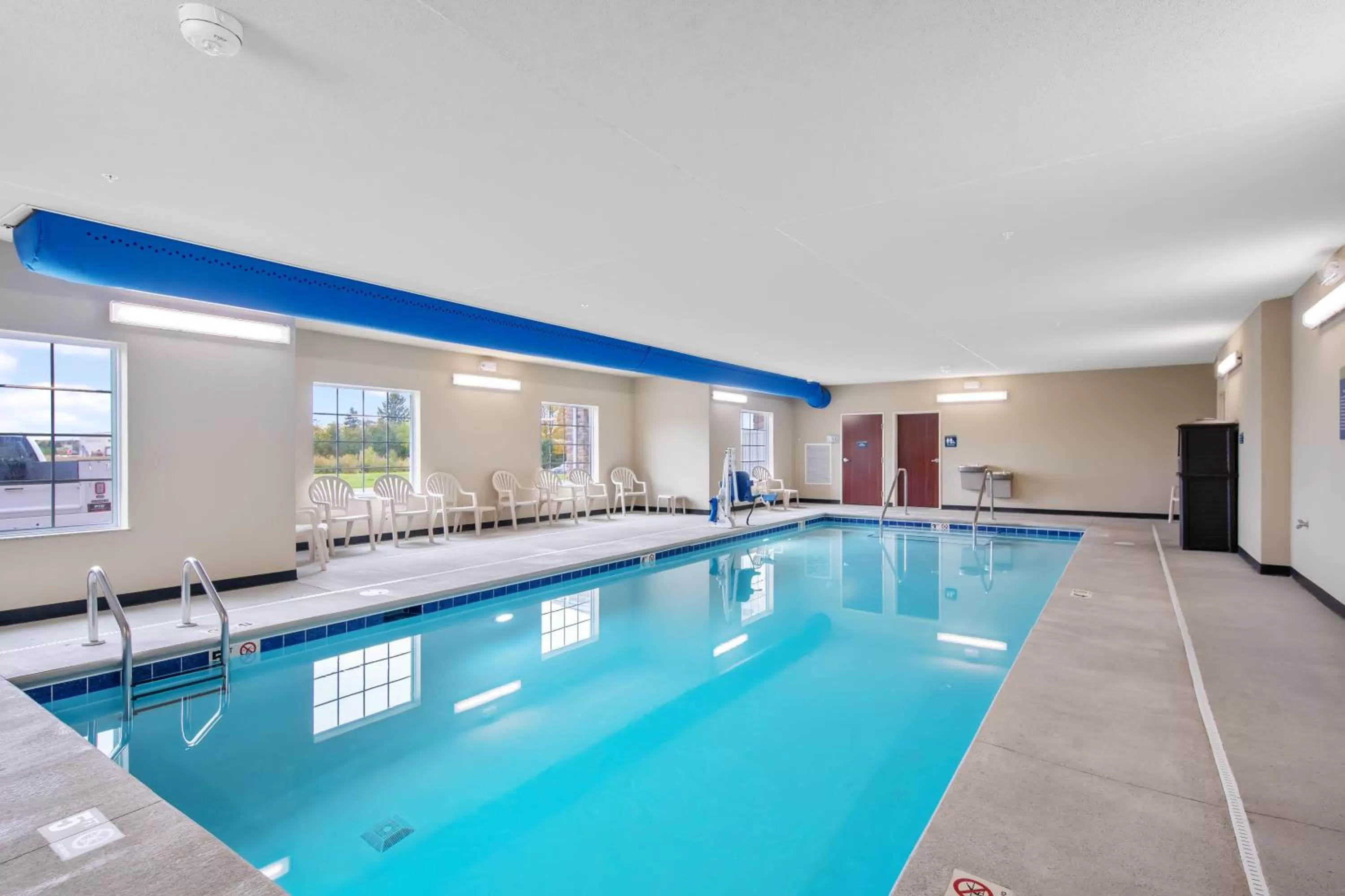 Swimming pool in Cobblestone Hotel & Suites - Austin
