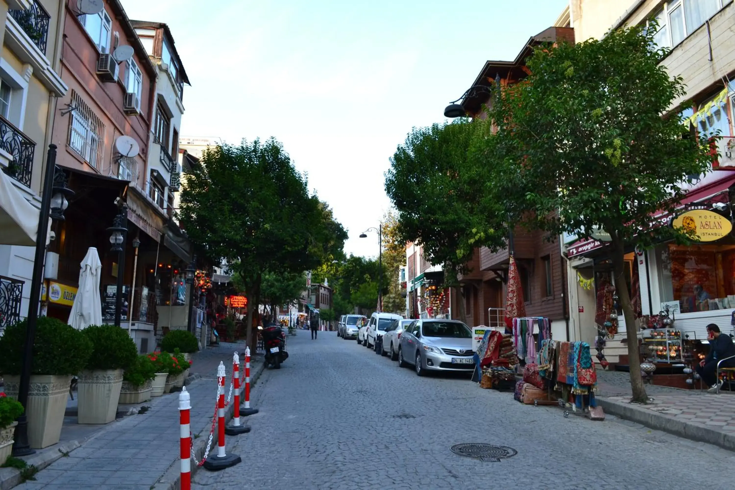 Neighbourhood, Neighborhood in Divalis Hotel