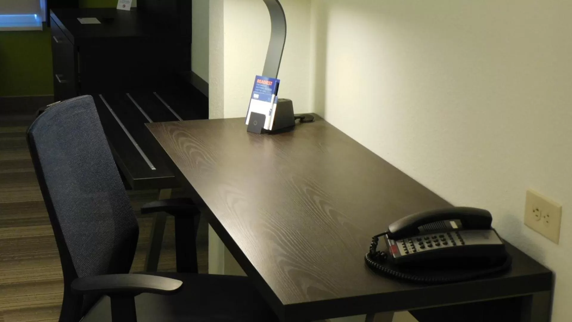 Seating area in Holiday Inn Express - Coventry S - West Warwick Area by IHG