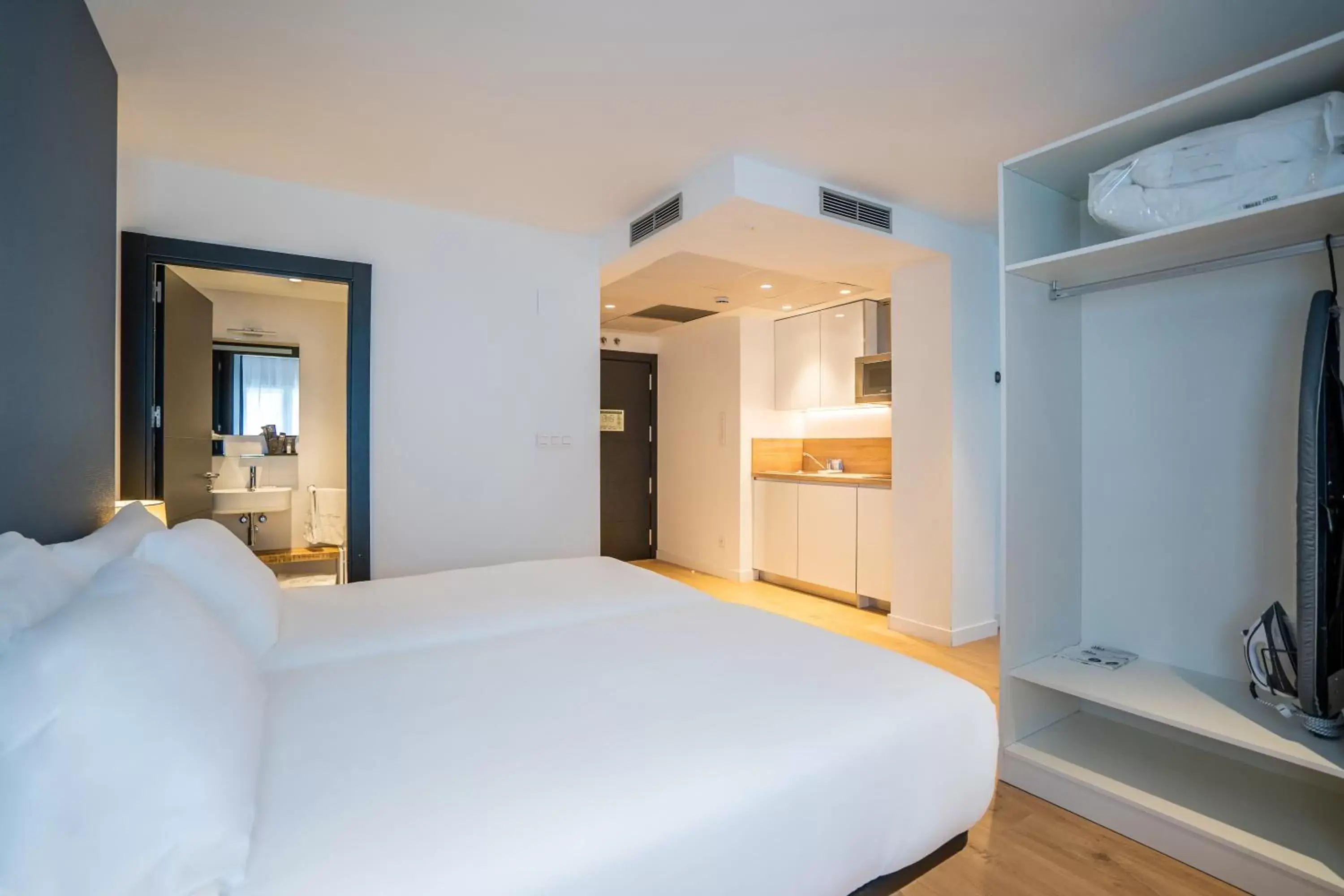 Photo of the whole room, Bed in abba Apartments Playa de Gros San Sebastián